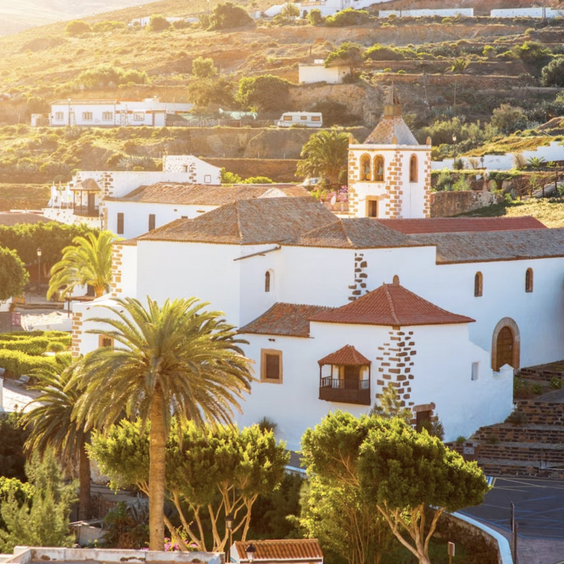 Il villaggio di Betancuria a Fuerteventura, una delle isole Canarie, può essere un po’ ventoso, il che lo rende il luogo ideale per i surfisti © Getty