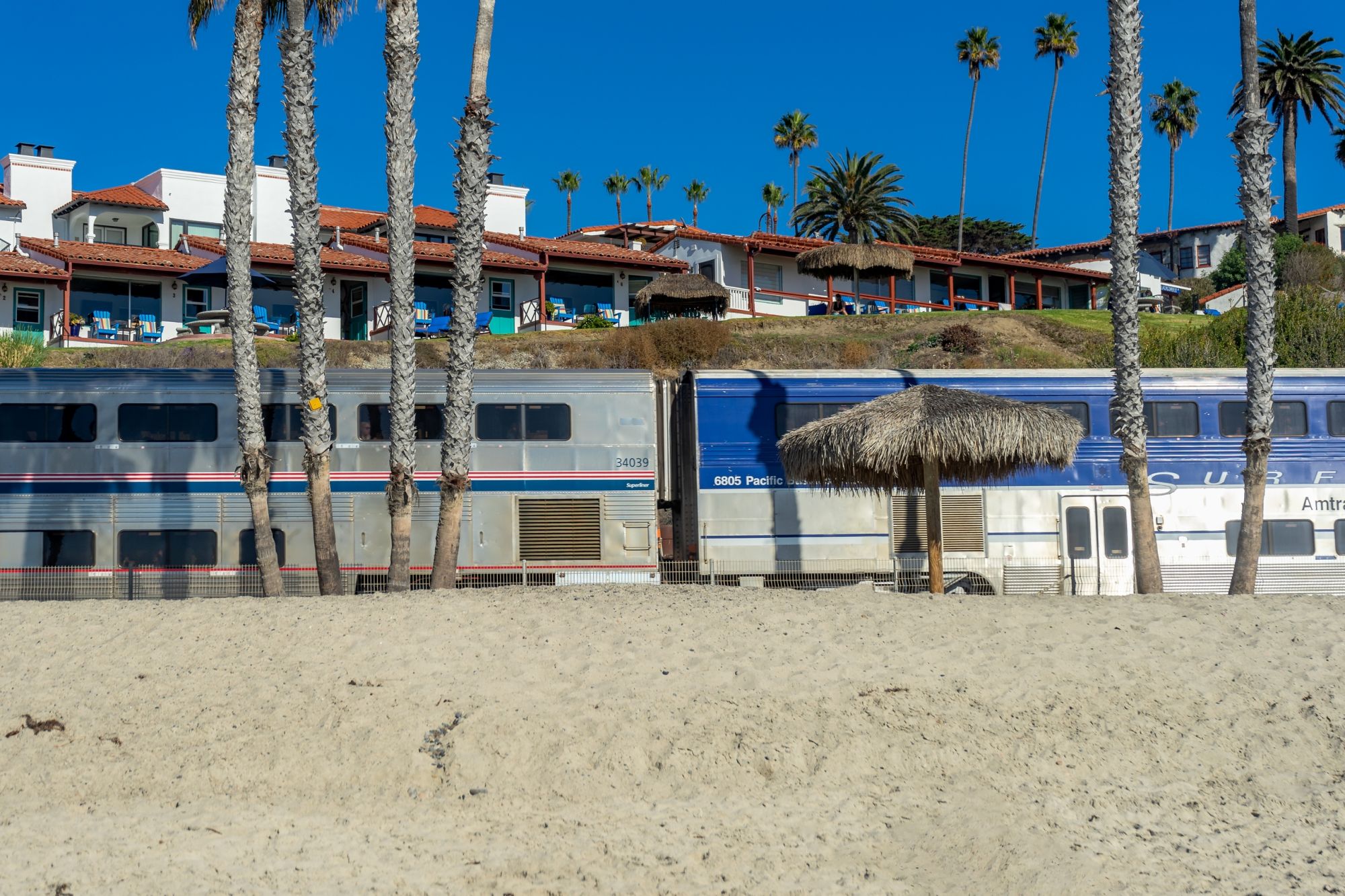 la linea ferroviaria che fiancheggia la spiaggia di san clemente, california