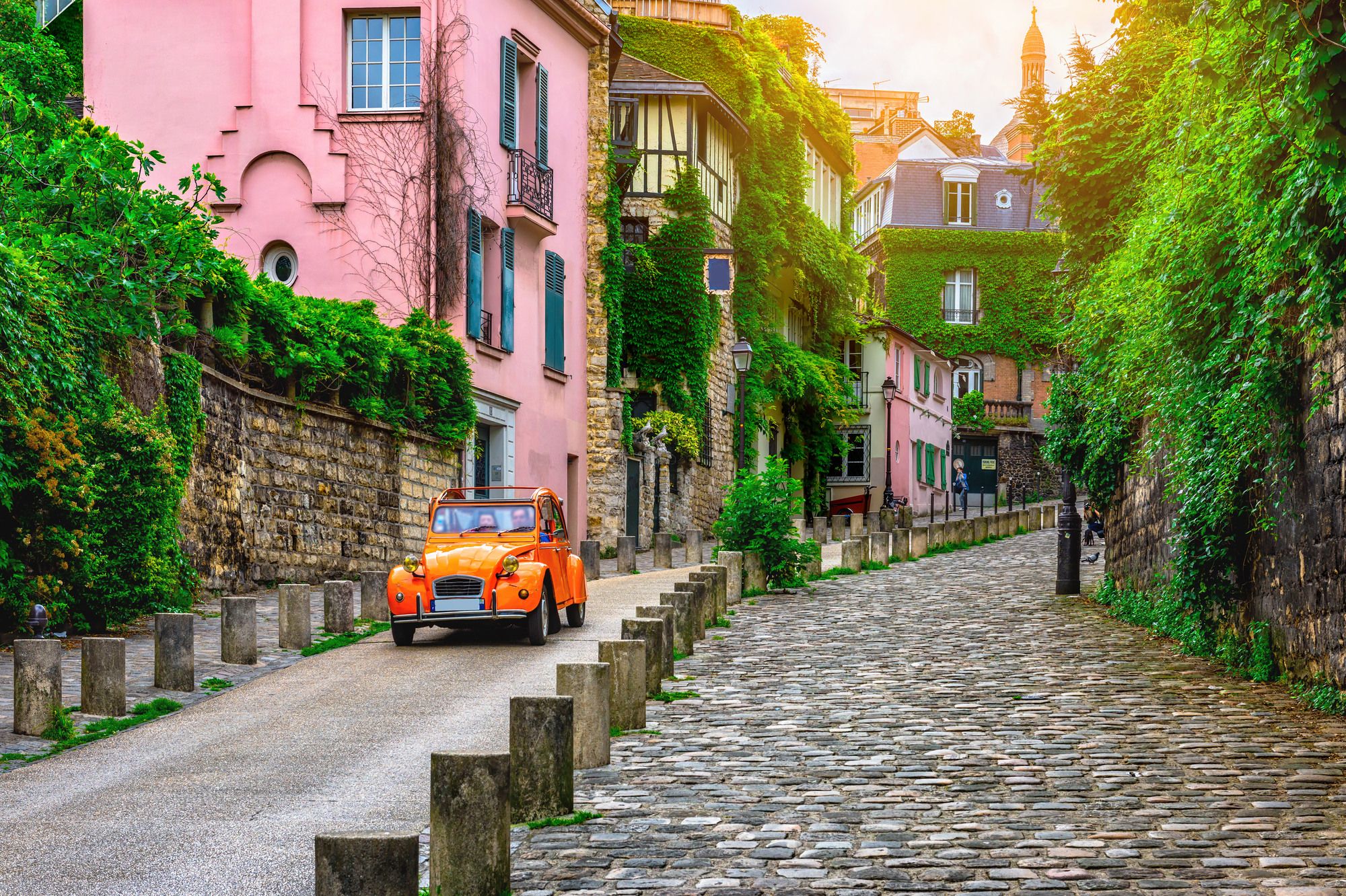 A Montmartre si respira un’atmosfera particolare che vale la visita di questo quartiere di Parigi ©Catarina Belova/Shutterstock