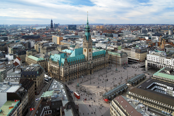 Il municipio nel centro storico di Amburgo, in Germania ©Mikhail Markovskiy/Shutterstock
