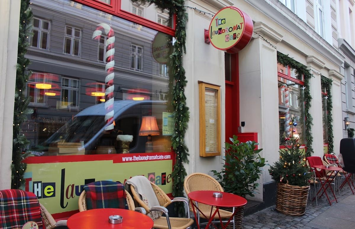 Il Laundromat Cafe di Copenhagen, dove si può mangiare e fare il bucato. Caroline Hadamitzky/Lonely Planet