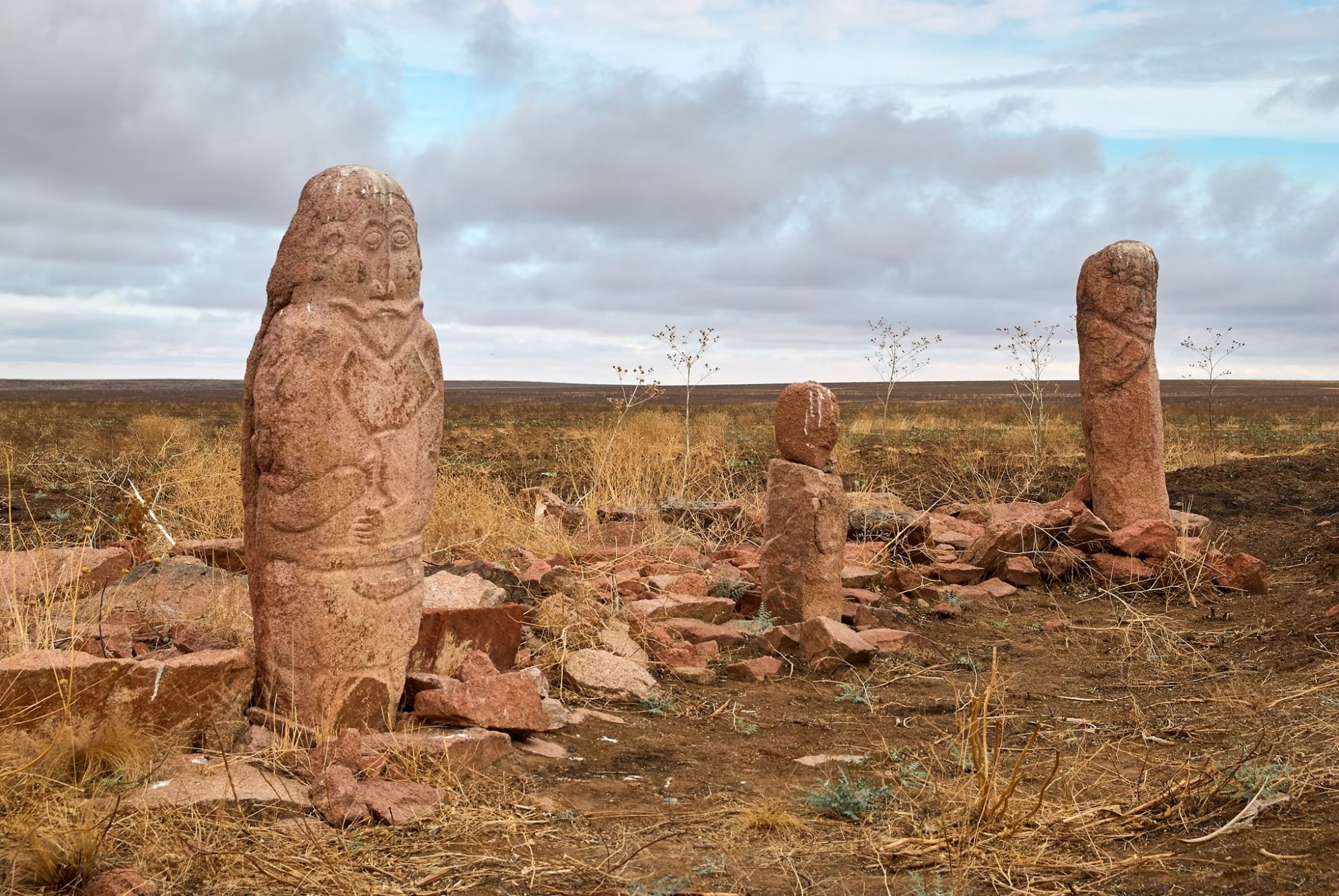 Le statue antropomorfe di balbal, che segnano i luoghi di sepoltura dei nomadi del passato, si trovano in tutto il Kazakistan ©  Yevgeniy Volkov