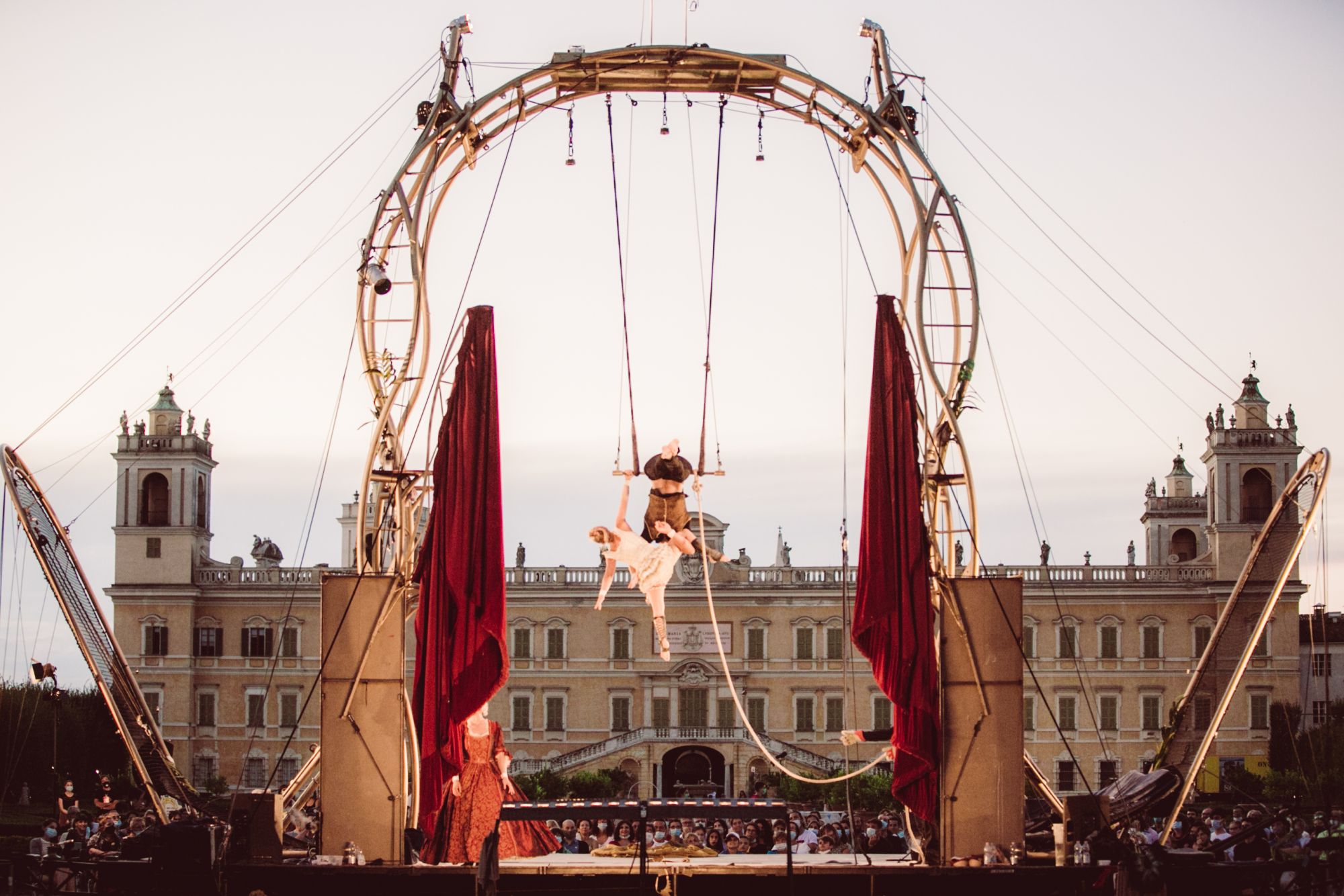 Lo spettacolo dei P’tits Bras davanti alla Reggia di Colorno ©Elly Contini