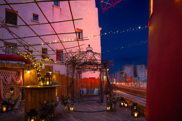 L’iniziativa che permetterà a 3 coppie di fortunati viaggiatori di dormire nel Mouline Rouge
Credits Airbnb