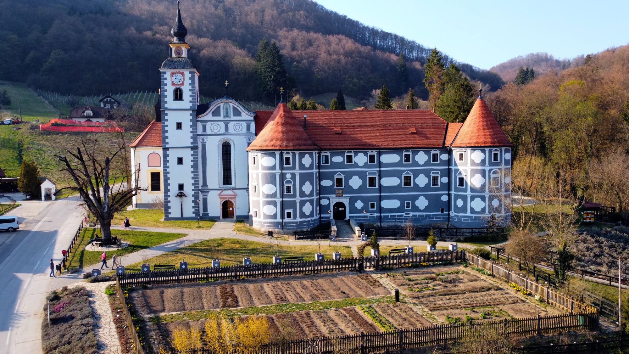 Il castello di Olimje © Luca Schilirò, Lonely Planet Italia