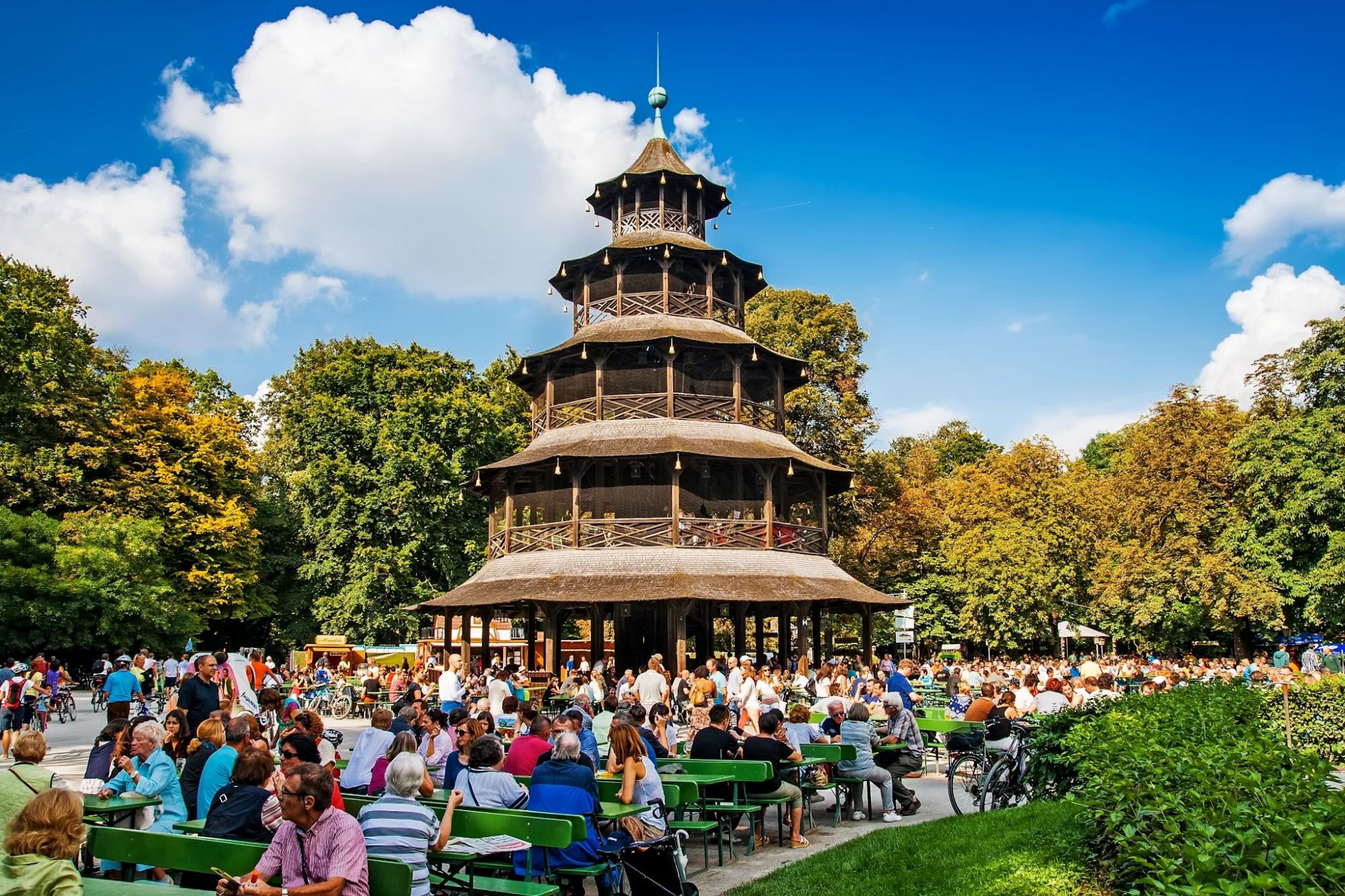 Il biergarten presso la Torre cinese nel Giardino inglese è uno dei più affascinanti di Monaco. Pani Garmyder/Shutterstock