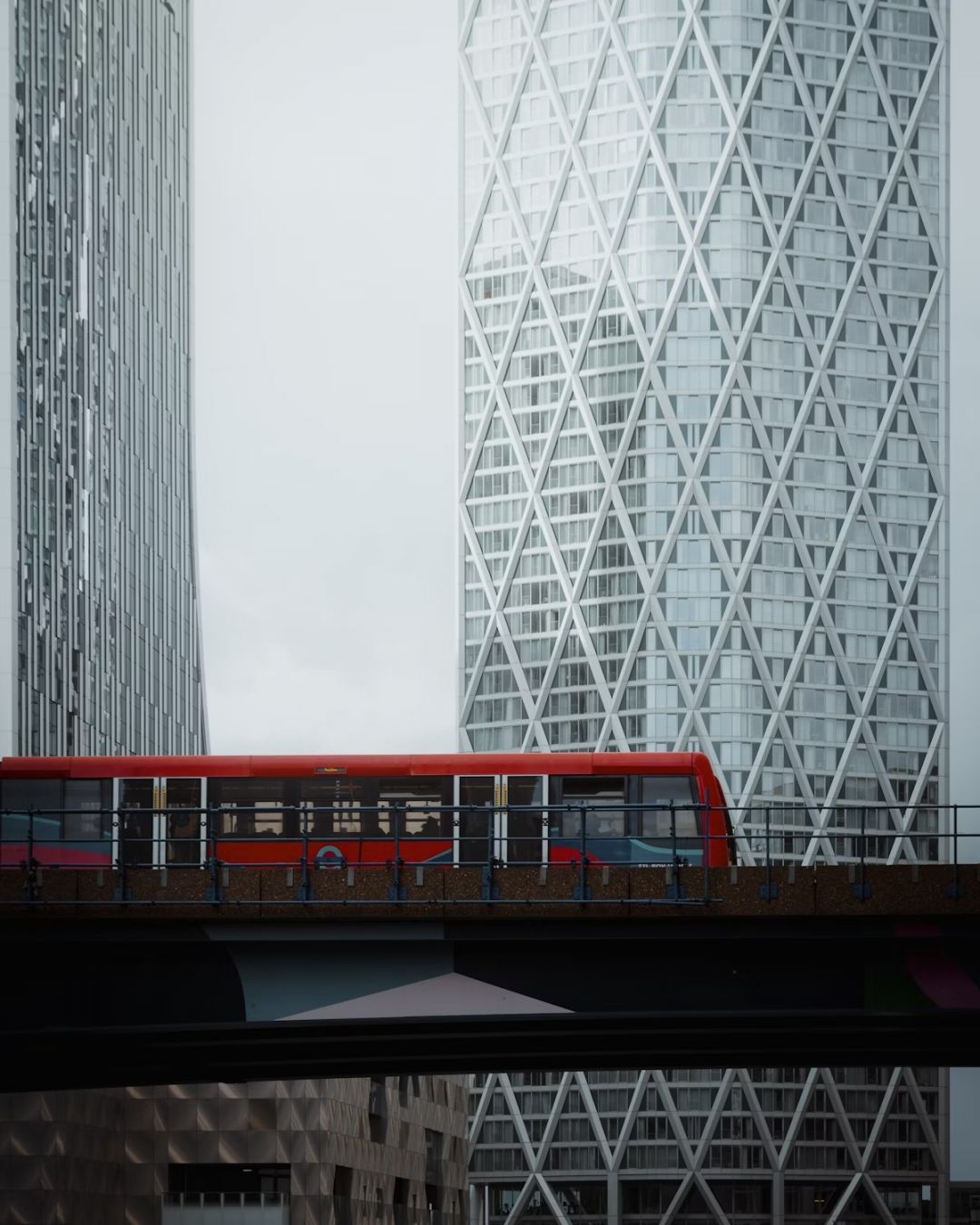 La London Docklands Overground che passa per Canary Wharf. Toni Palomares/Shutterstock