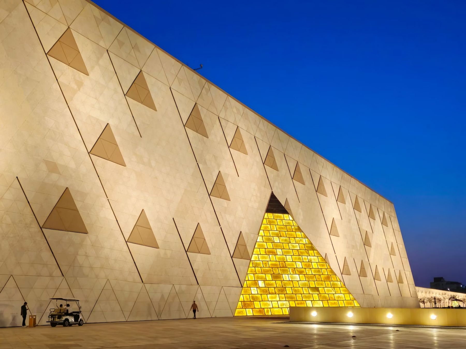 I motivi delle piramidi dominano l’esterno e l’interno del Grand Egyptian Museum (GEM). Tamer A Soliman/Shutterstock