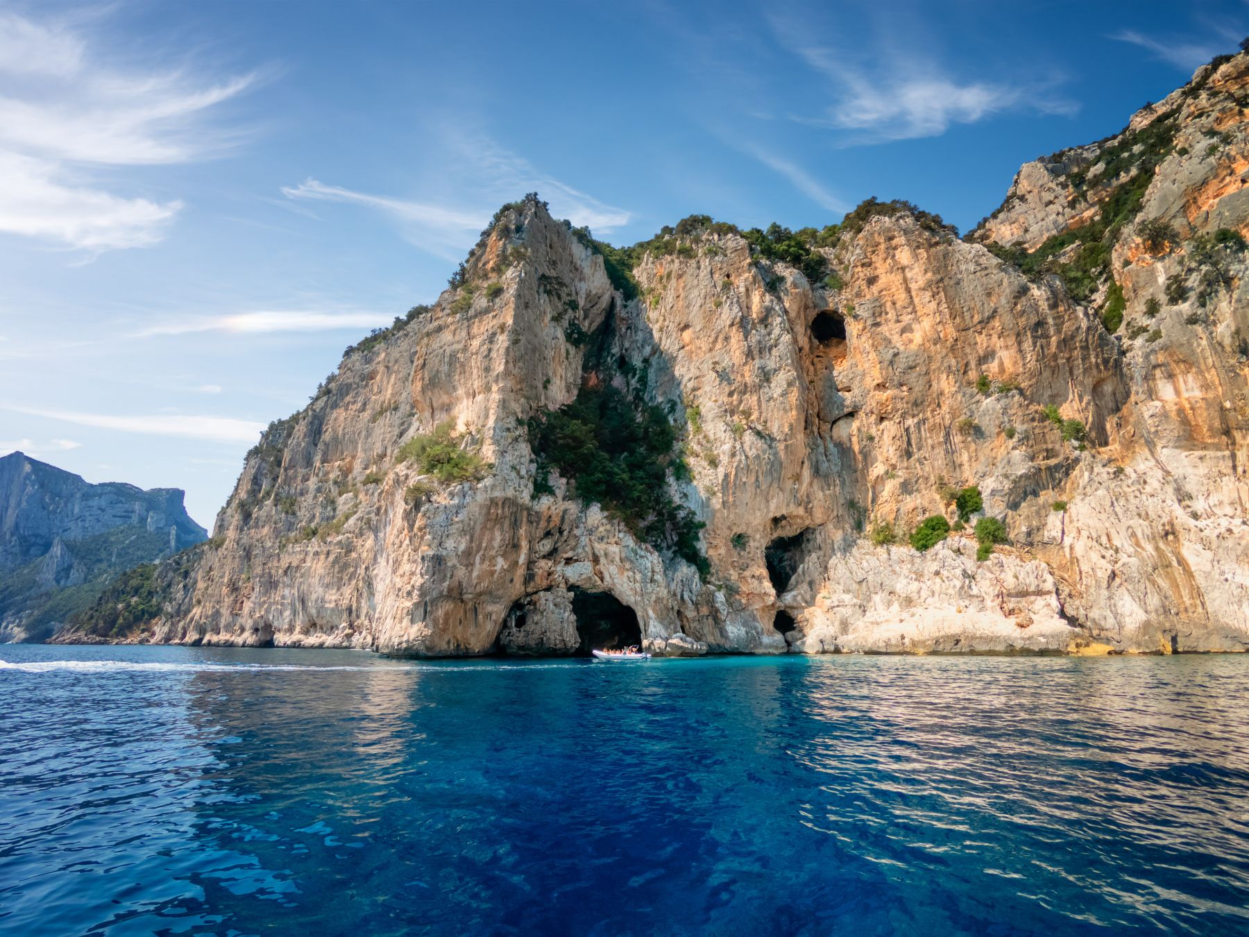 La costa orientale della Sardegna è piena di grotte © Stefano Garau/Shutterstock