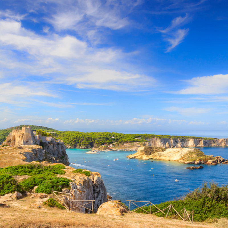 L'Isola di San Domino vista dalla vicina San Nicola. Credits vololibero / Shutterstock