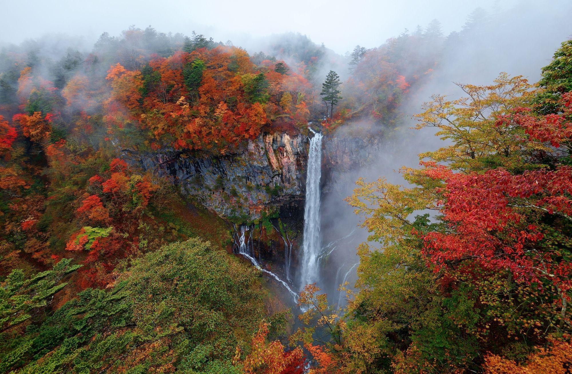 Le cascate Kego in autunno, Nikko, Giappone ©AaronChenPS2 / Shutterstock