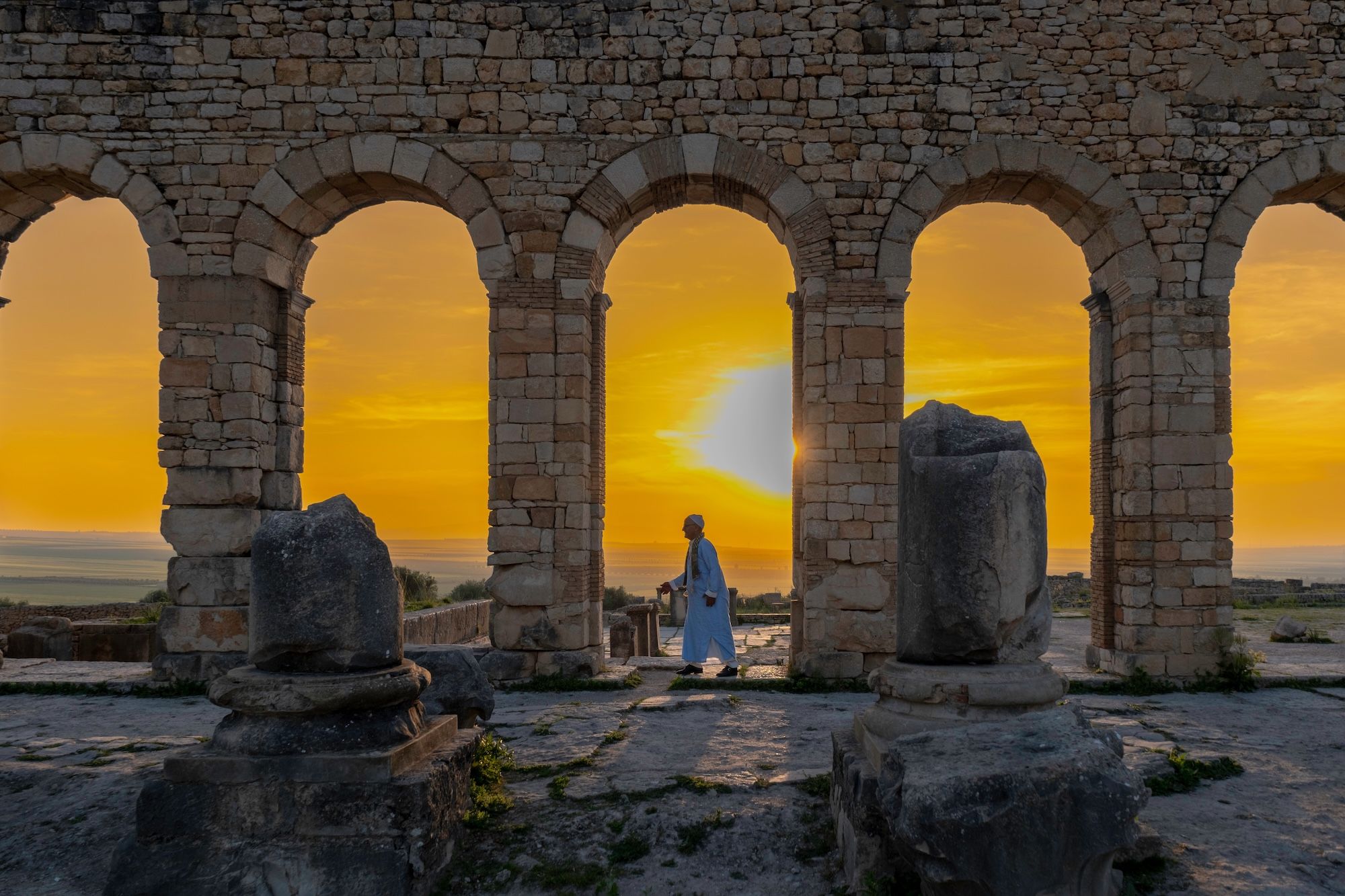 Le rovine romane di Volubilis al tramonto ©Hatice Bakcepinar/Shutterstock