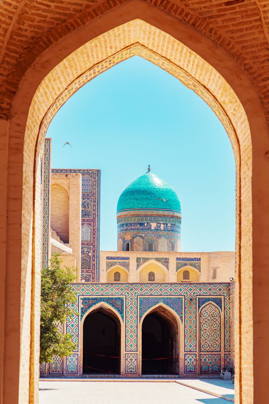 Il cortile della mosceha Kalyan a Bukhara © Lizavetta /Shutterstock