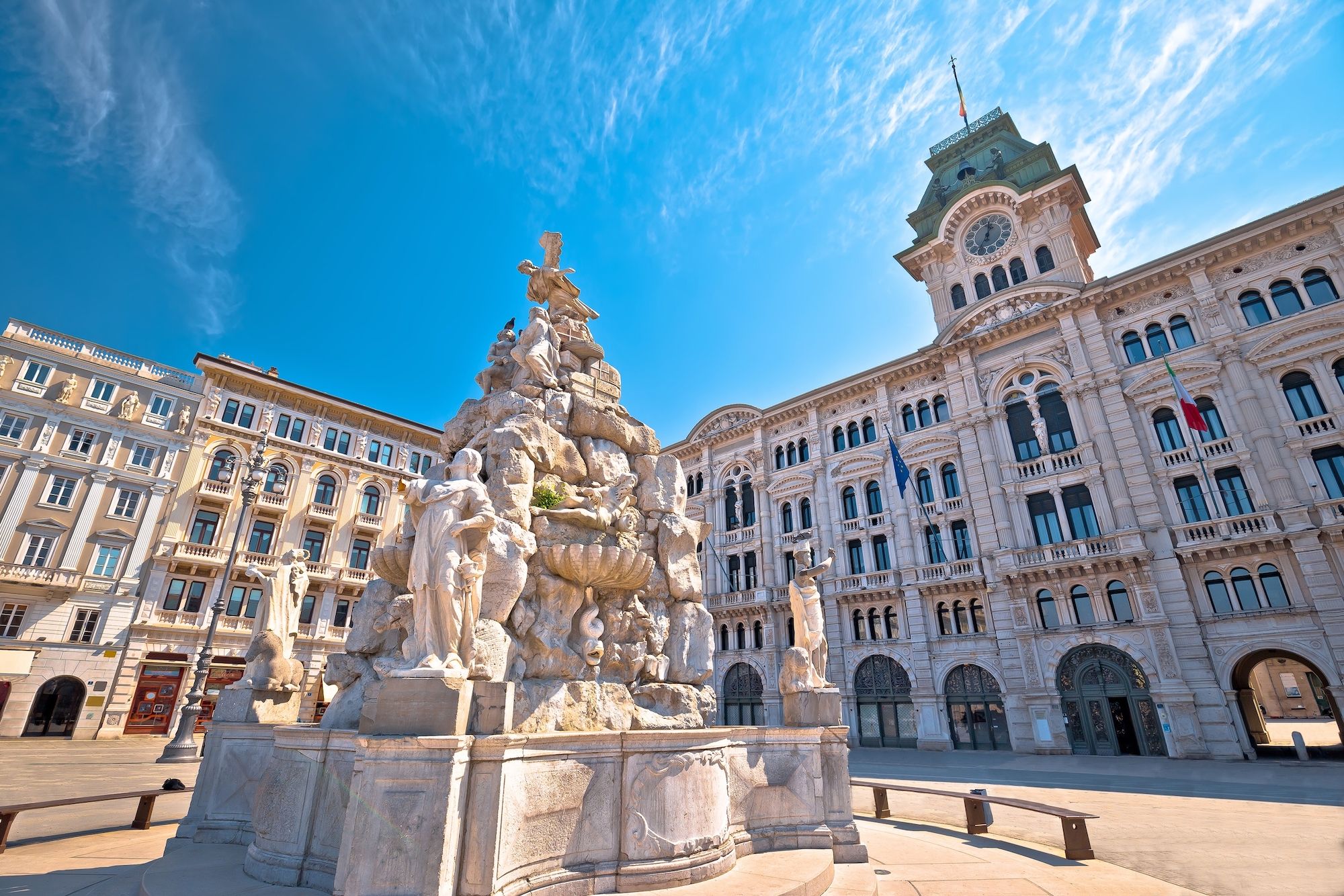 Piazza Unità d’Italia è uno dei luoghi da non perdere durante una visita a Trieste © xbrchx