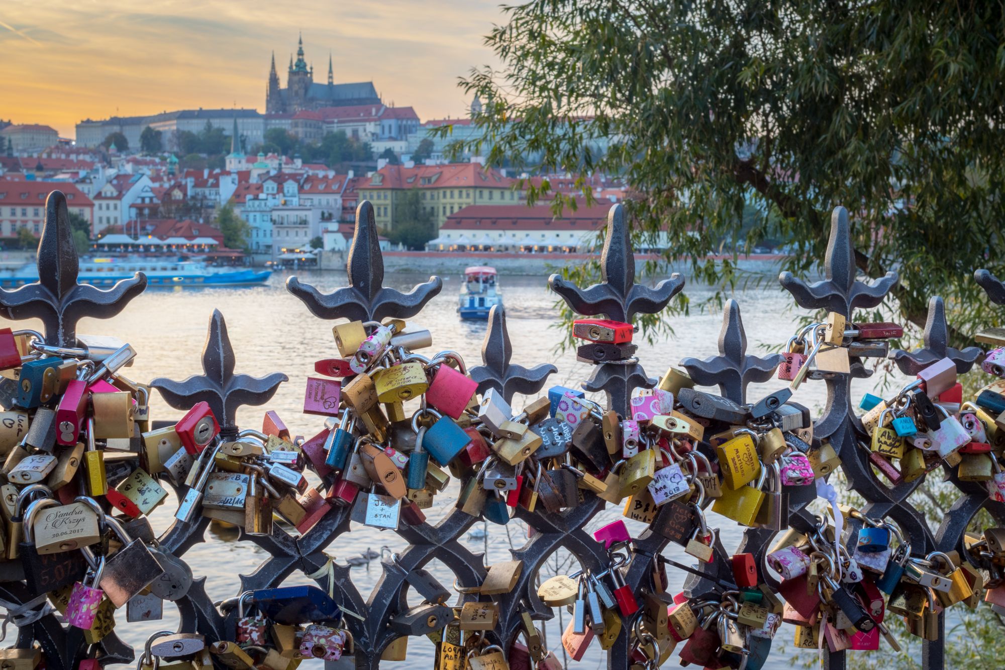 Un ponte nella città di Praga assalito dai lucchetti © Getty Images