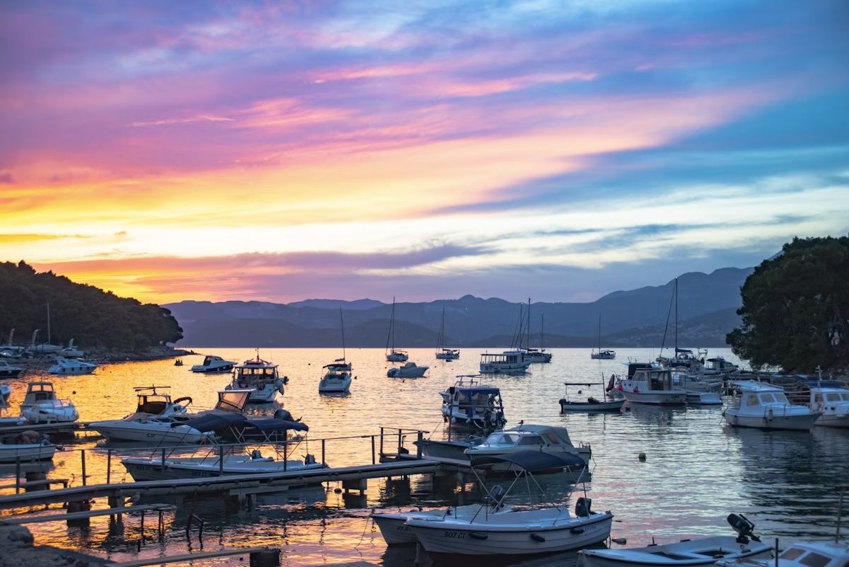 Tramonto dal lungomare di Cavtat, a breve distanza dalla costa di Dubrovnik. VikaValter/Getty Images