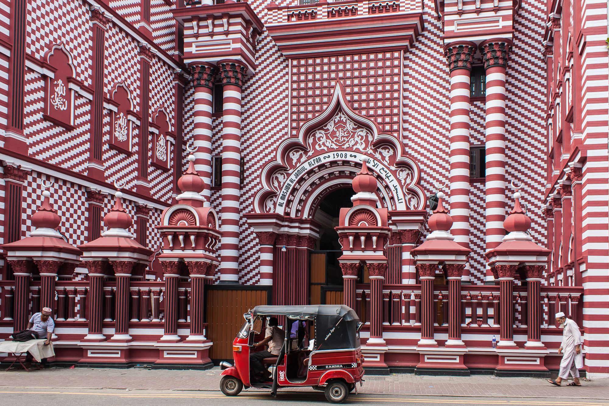 L’iconica facciata della moschea Jami Ul-Alfar a Colombo, Sri Lanka ©Athikhom Saengchai / Shutterstock