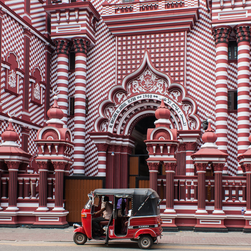 L’iconica facciata della moschea Jami Ul-Alfar a Colombo, Sri Lanka ©Athikhom Saengchai / Shutterstock