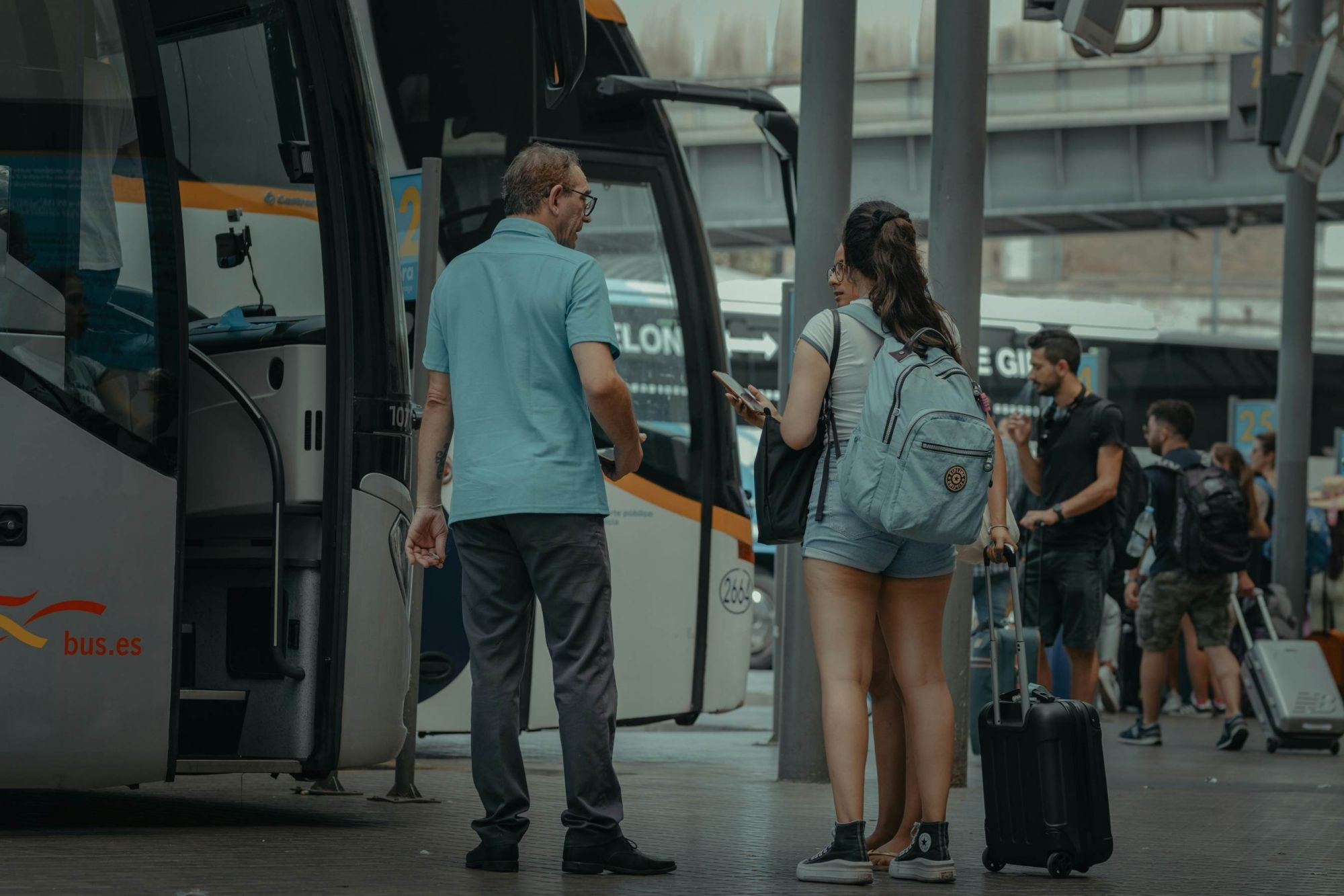 L’autobus è molto più economico dei taxi per andare dall’aeroporto alla città. © Sultan Amir/Shutterstock