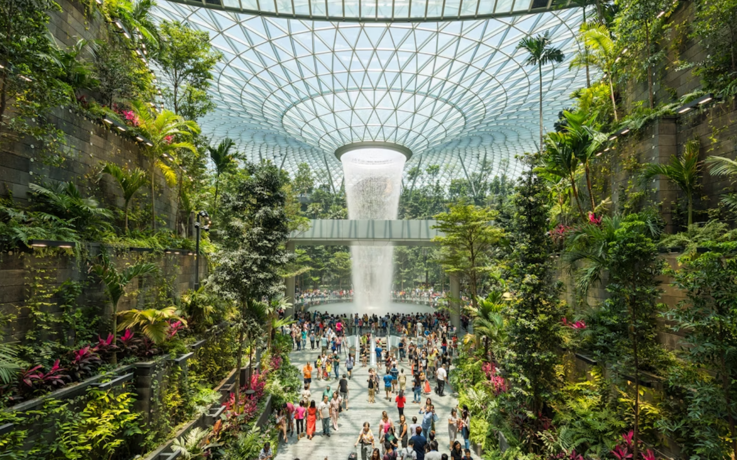 Uno scalo a Singapore è un’ottima occasione per visitare l’incantevole Jewel Changi Airport. © Sing Studio / Shutterstock