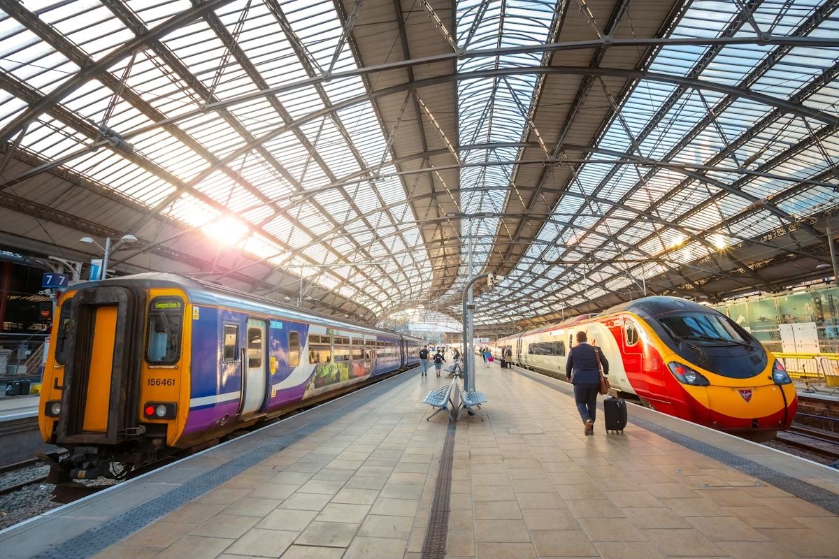 Treni sui binari della stazione di Liverpool Lime Street. coward_lion/Getty Images