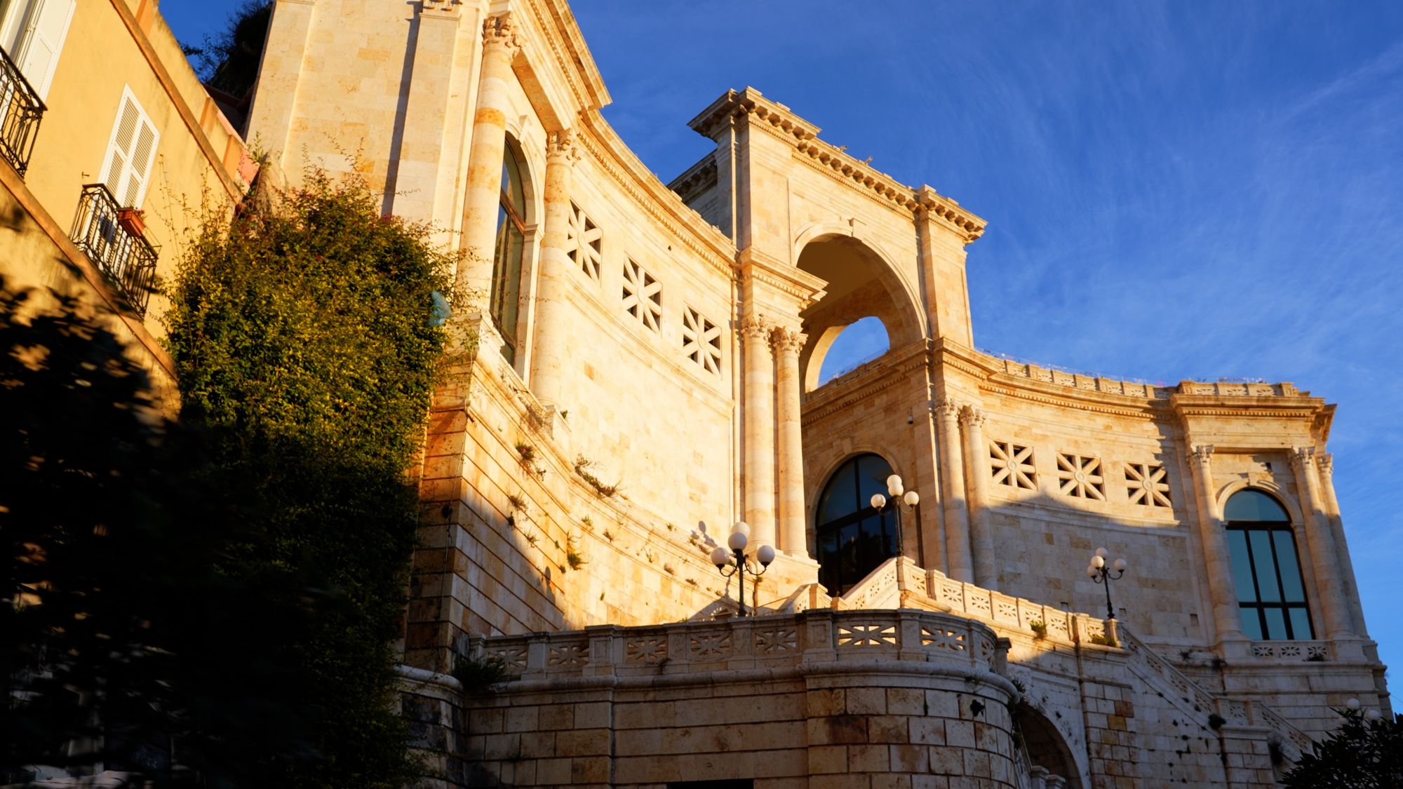 Il Bastione di Saint Remy Cagliari e cielo azzurro