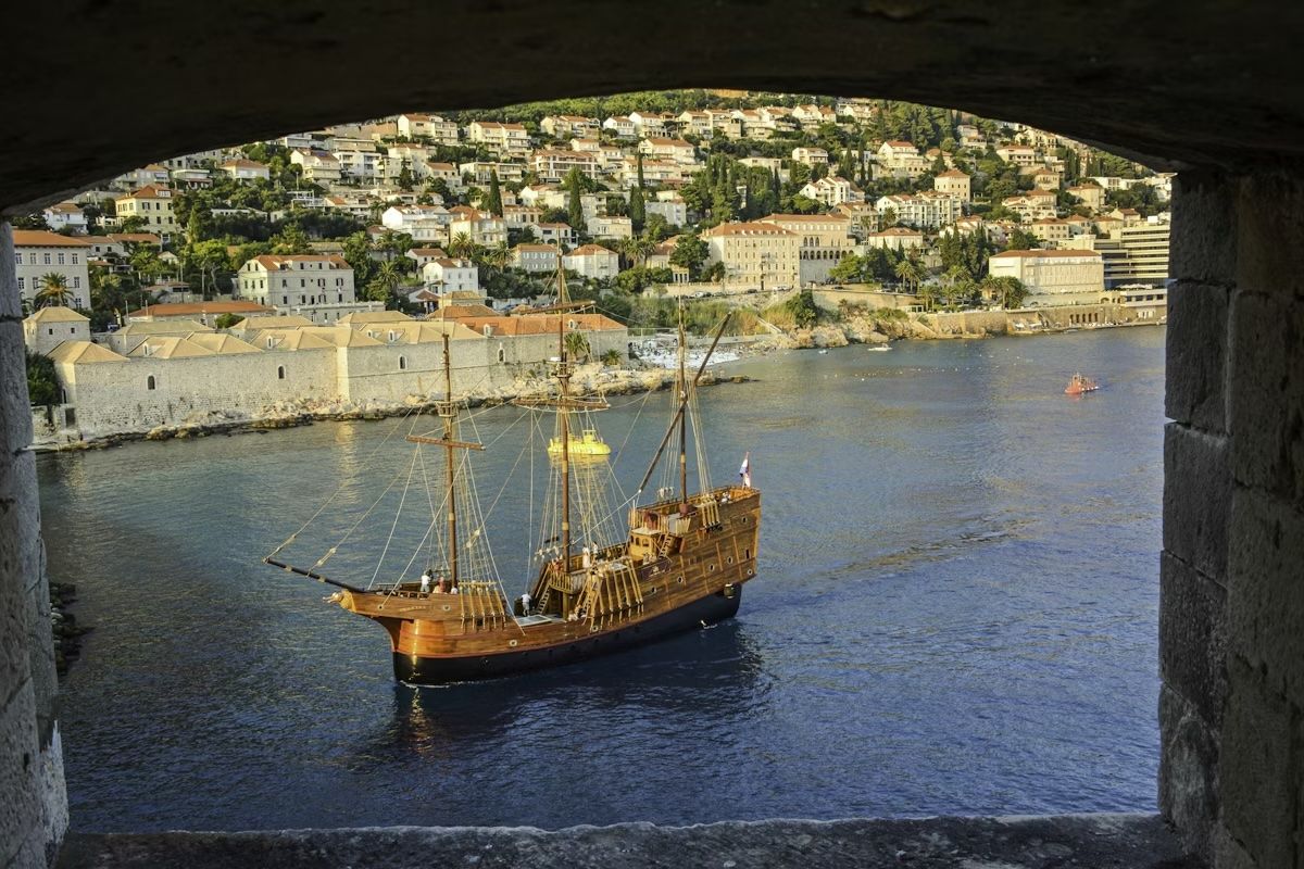 La replica della nave del XVI secolo, Karaka, attraccata vicino alle mura di Dubrovnik. Pedro Costa Simeao/Getty Images