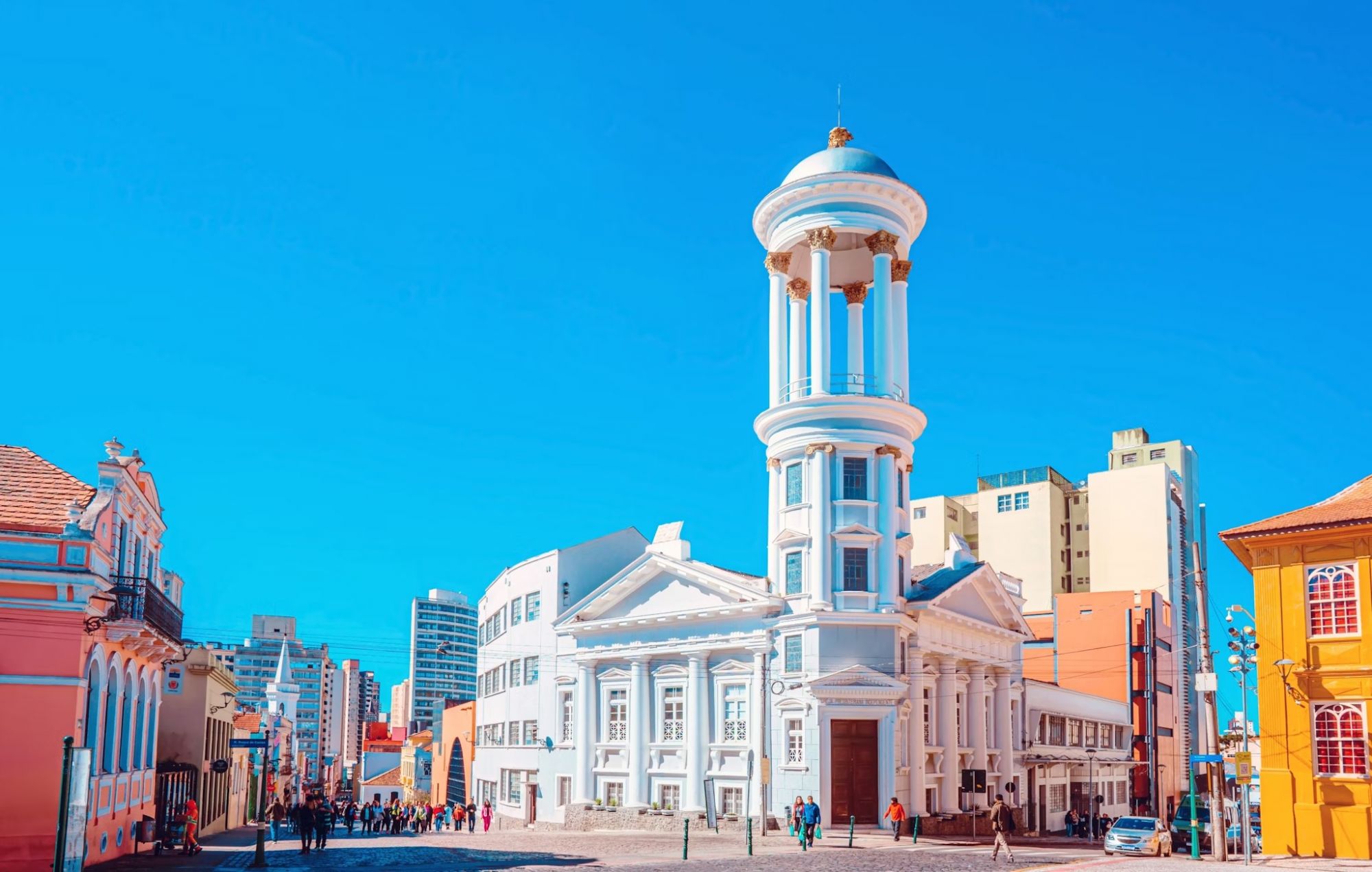 Tra le torri moderne di Curitiba, spiccano le strutture storiche di Largo da Ordem, come la chiesa presbiteriana. Samuel Ericksen/Shutterstock
