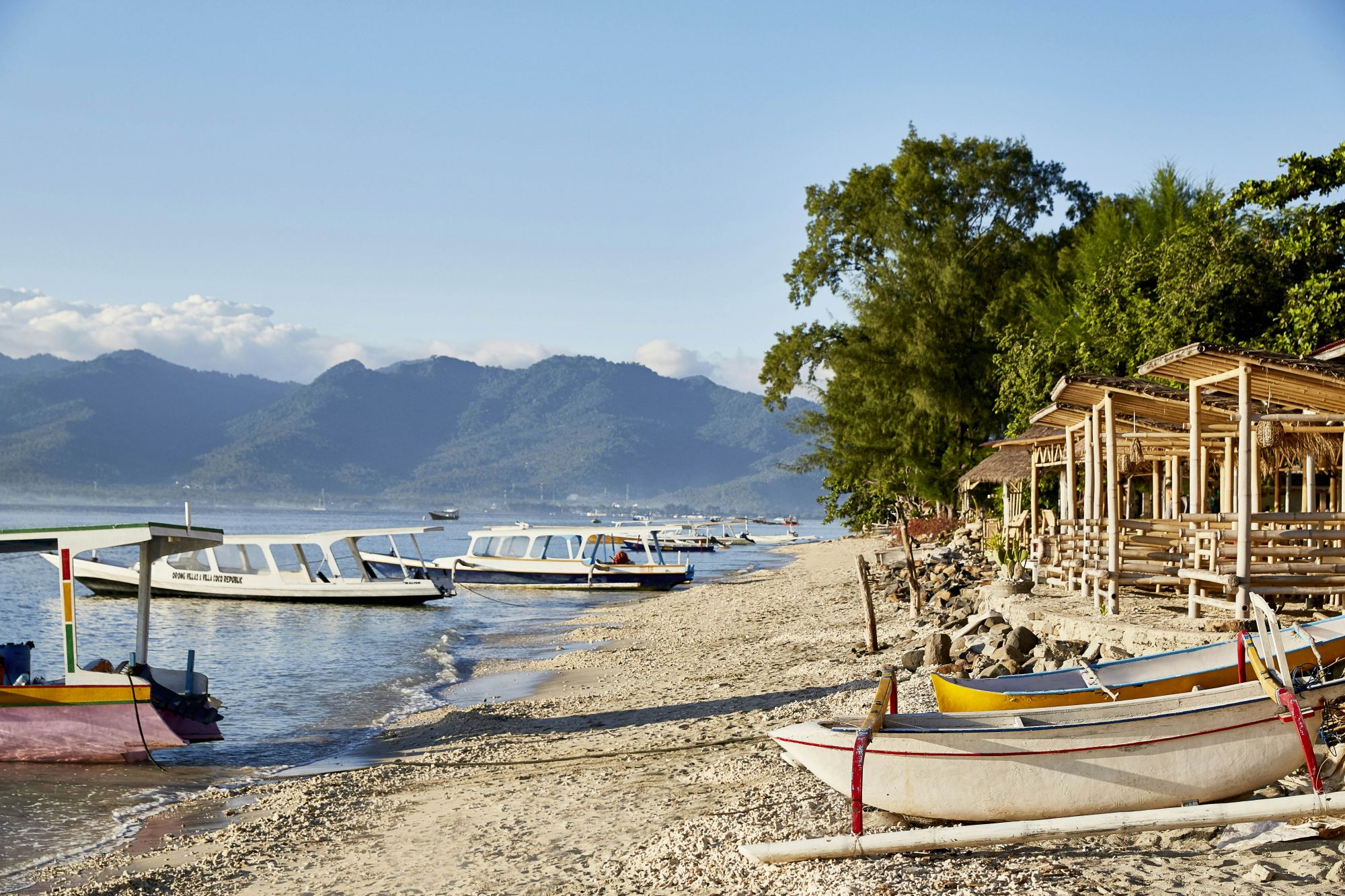 Una delle splendide spiagge di sabbia bianca di Gili Air. © John Laurie/Lonely Planet