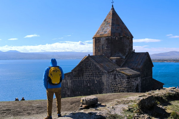 Armenia, davanti a Sevan. Credits Marina Cioccoloni