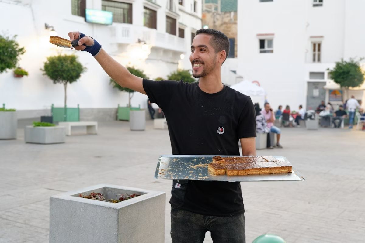Un cameriere con un vassoio di millefoglie. Bruno M Photographie/Shutterstock