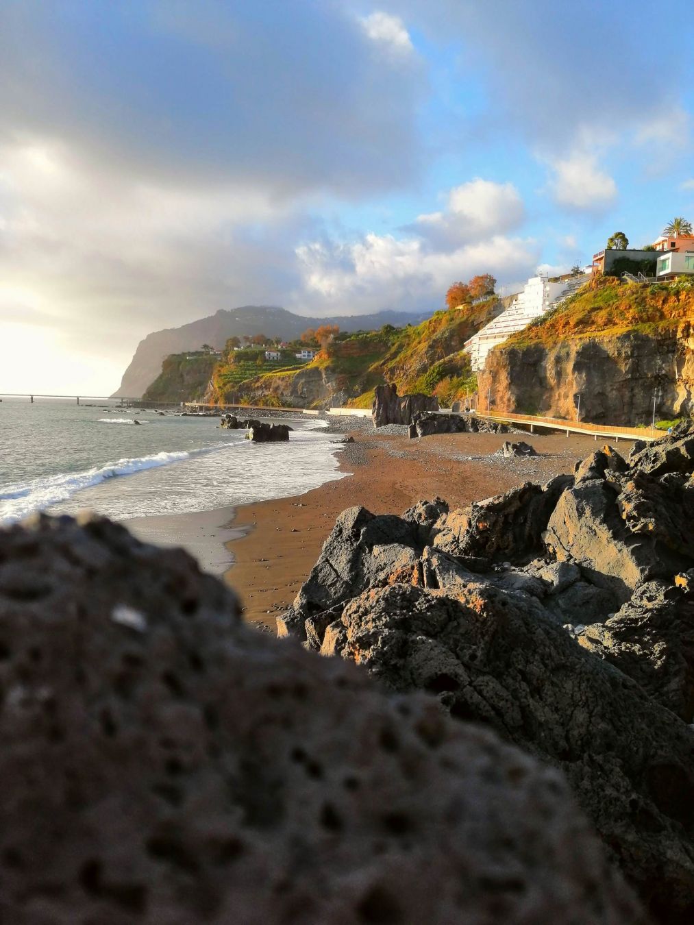 Una delle poche, meravigliose spiagge di sabbia delle Azzorre. © Alfred Velosa/Shutterstock