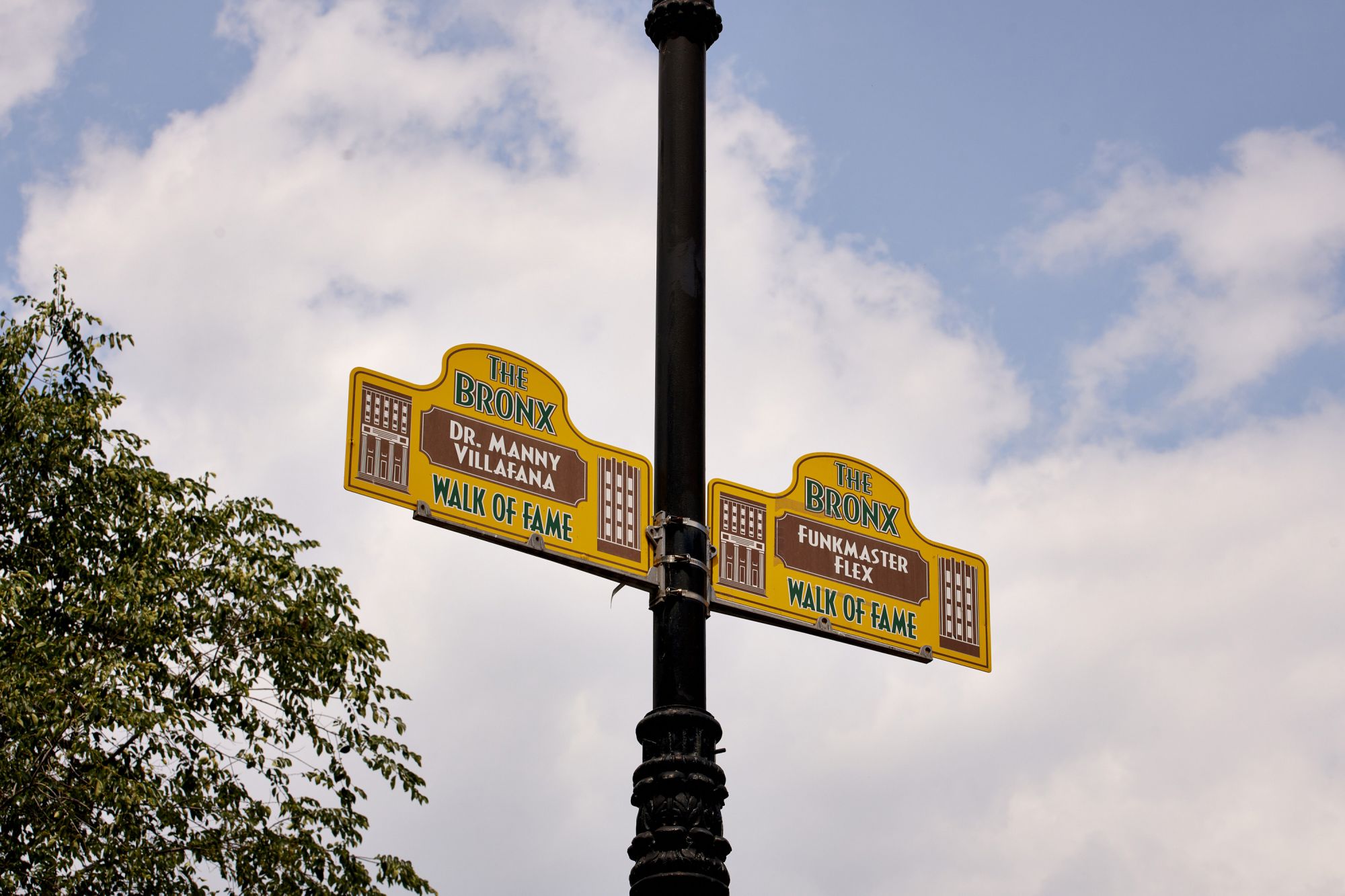 Un cartello indica la The Bronx Walk of Fame