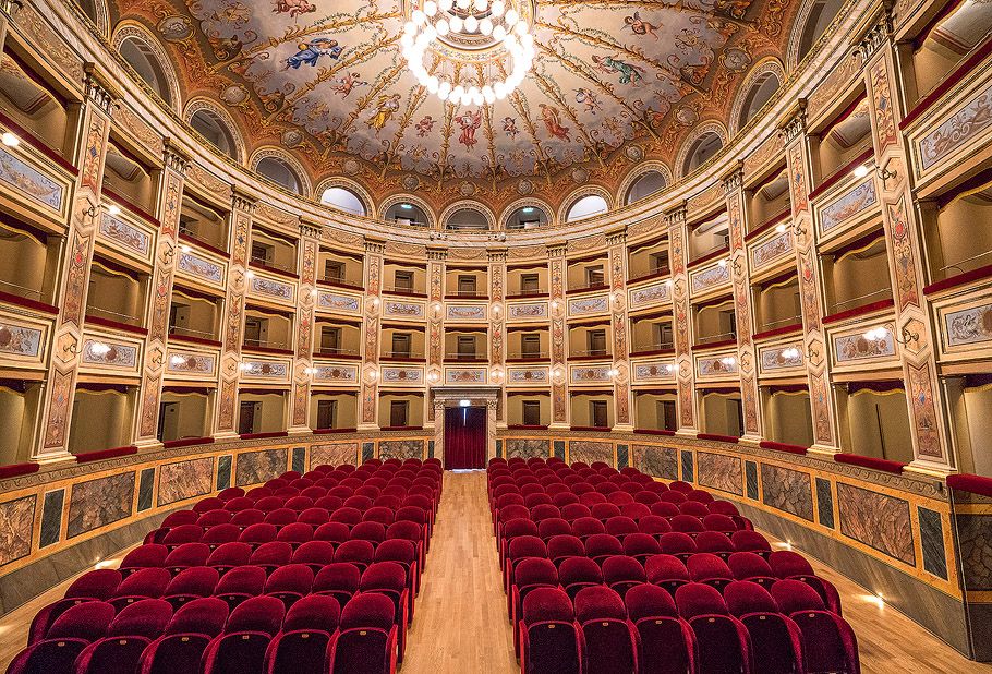 Il Teatro Vaccaj di Tolentino allestito con le sedute Poltrona Frau. Credits Luca Giustozzi