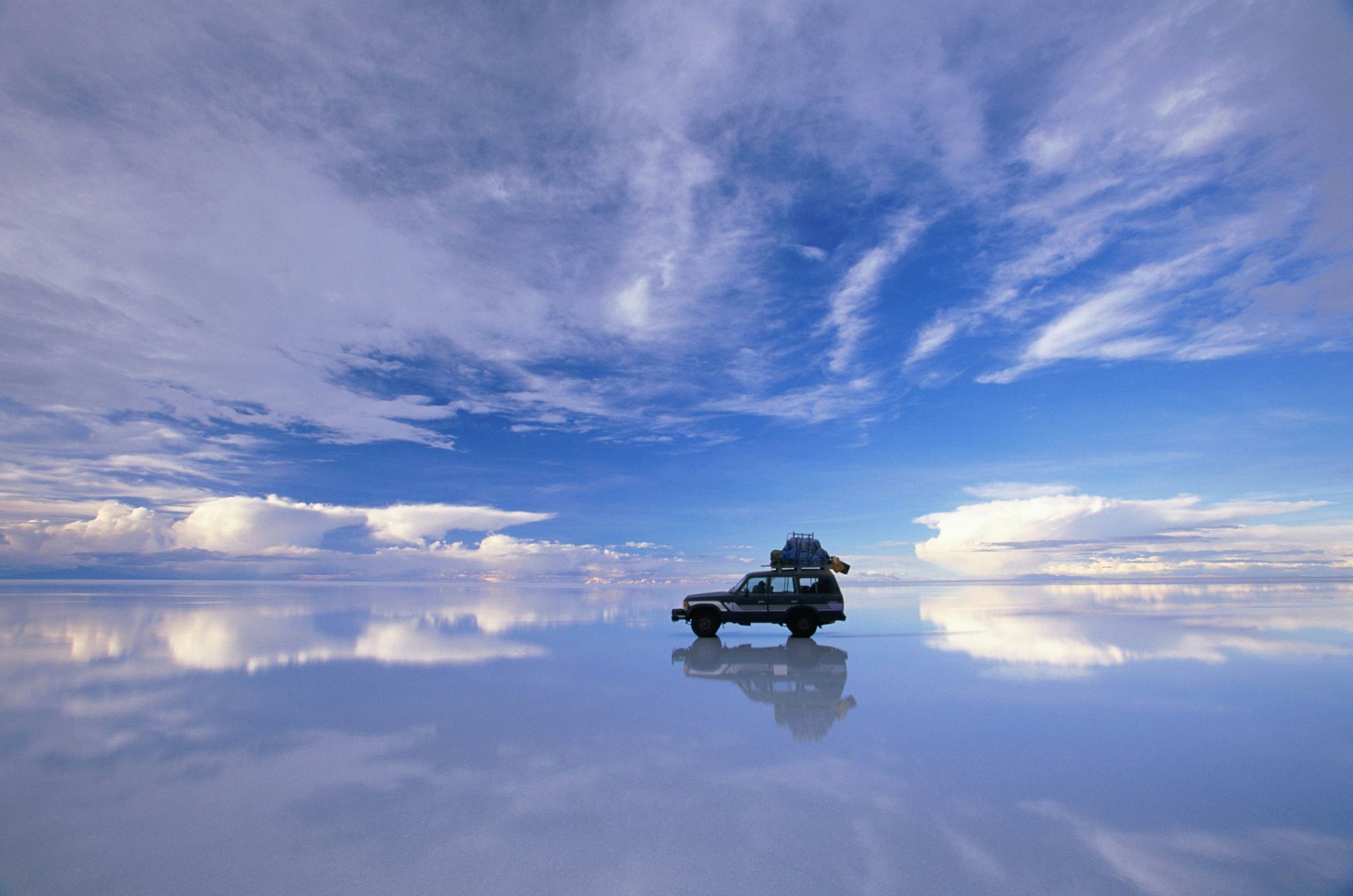 Il cielo si specchia nelle saline del Salar de Uyuni. © Art Wolfe/Getty Images