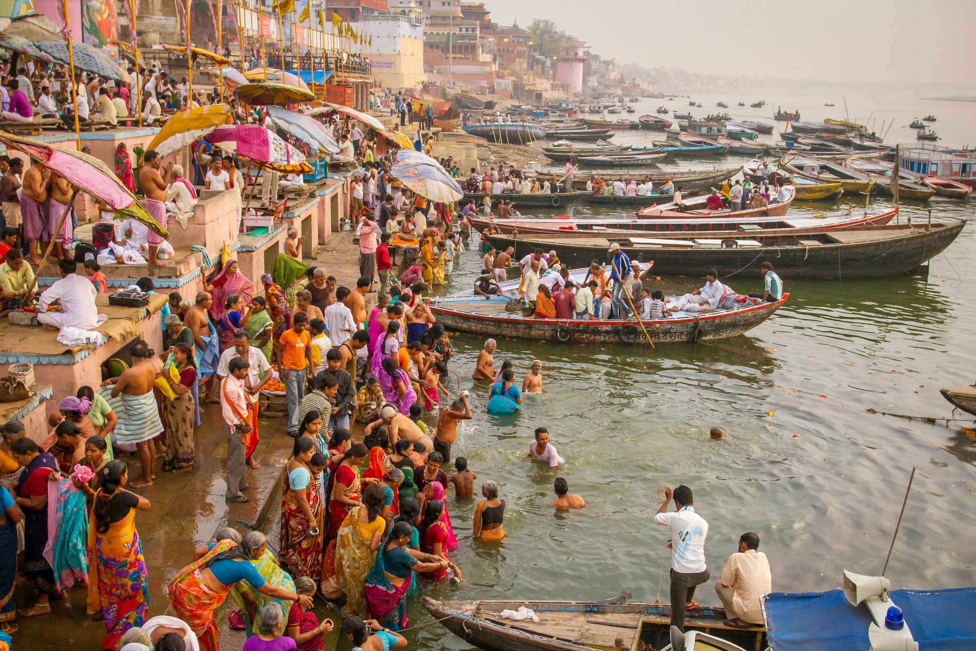 I bagni rituali nel Gange conservano una magia senza tempo. © Getty Images