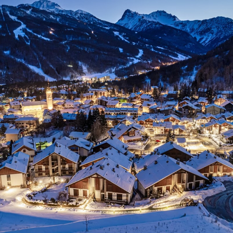 Vista al tramonto del villaggio montano di Bardonecchia, in Piemonte MikeDotta/Shutterstock