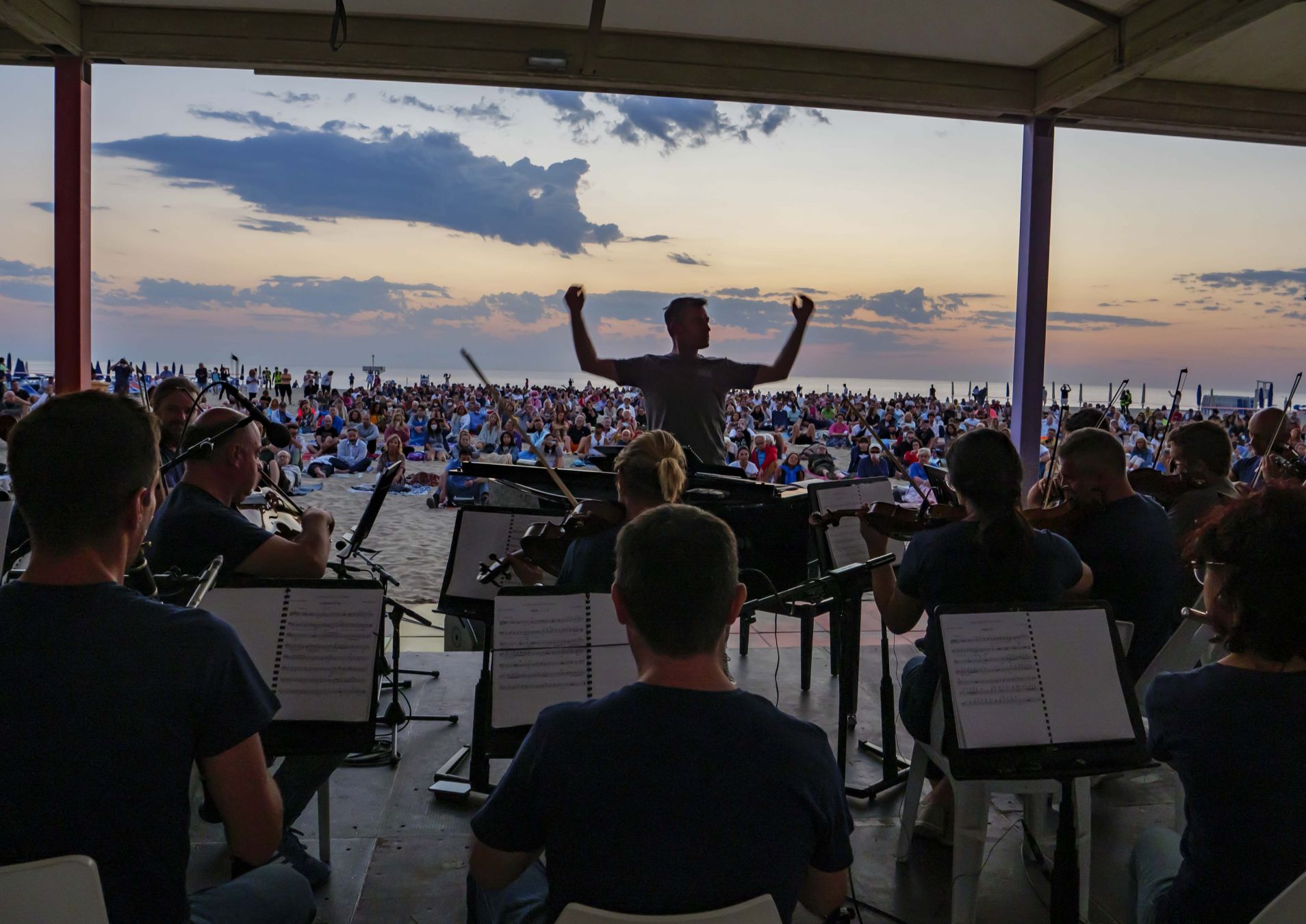 Le albe in rosa sono un’occasione unica per assistere a concerti indimenticabili sulla spiaggia ©Visit Romagna
