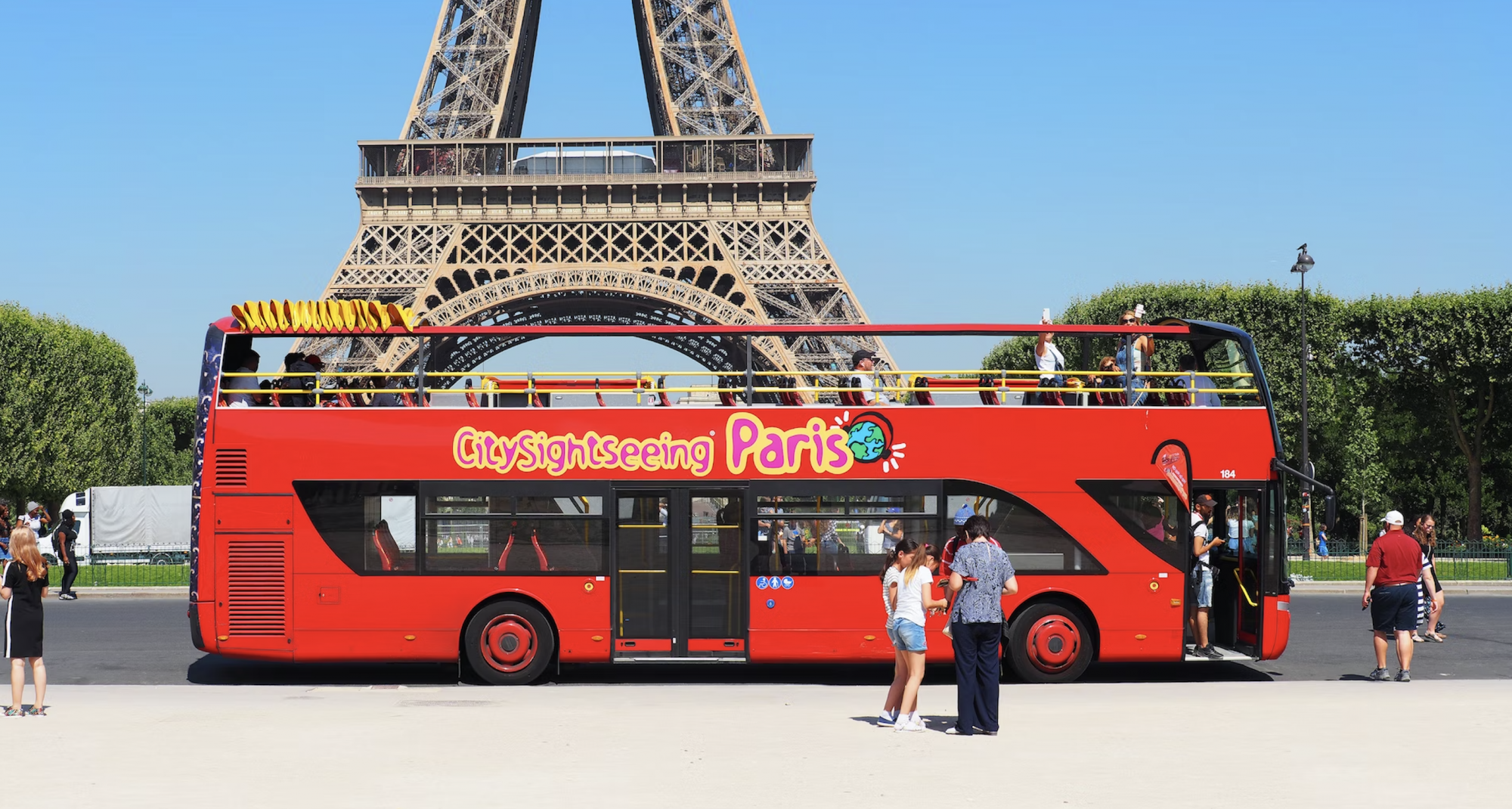 Il percorso hop-on, hop-off bus copre le principali attrazioni di una città © ANGHI / Shutterstock
