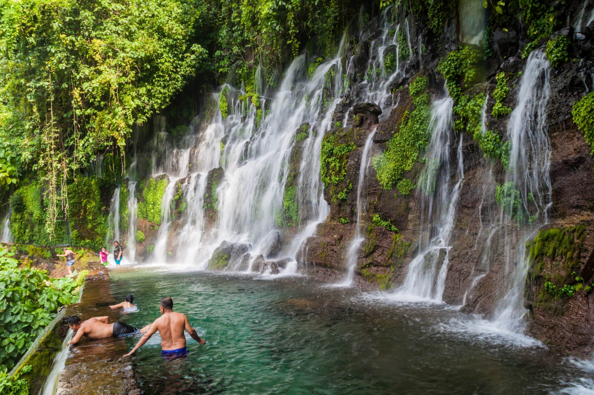 Un tuffo nei Chorros de la Calera, delle cascate nei pressi del villaggio di Juayua ©Matyas Rehak/Shutterstock