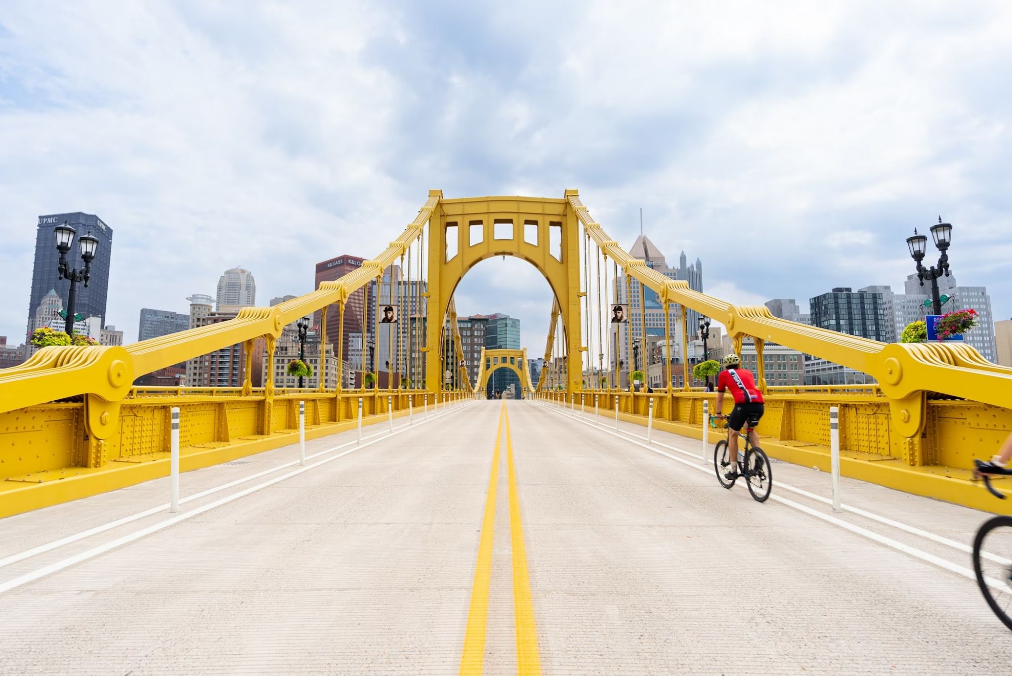 Nonostante le famose colline di Pittsburgh, i suoi lungofiume la rendono una città meravigliosa per i ciclisti. Video Anthem per Lonely Planet