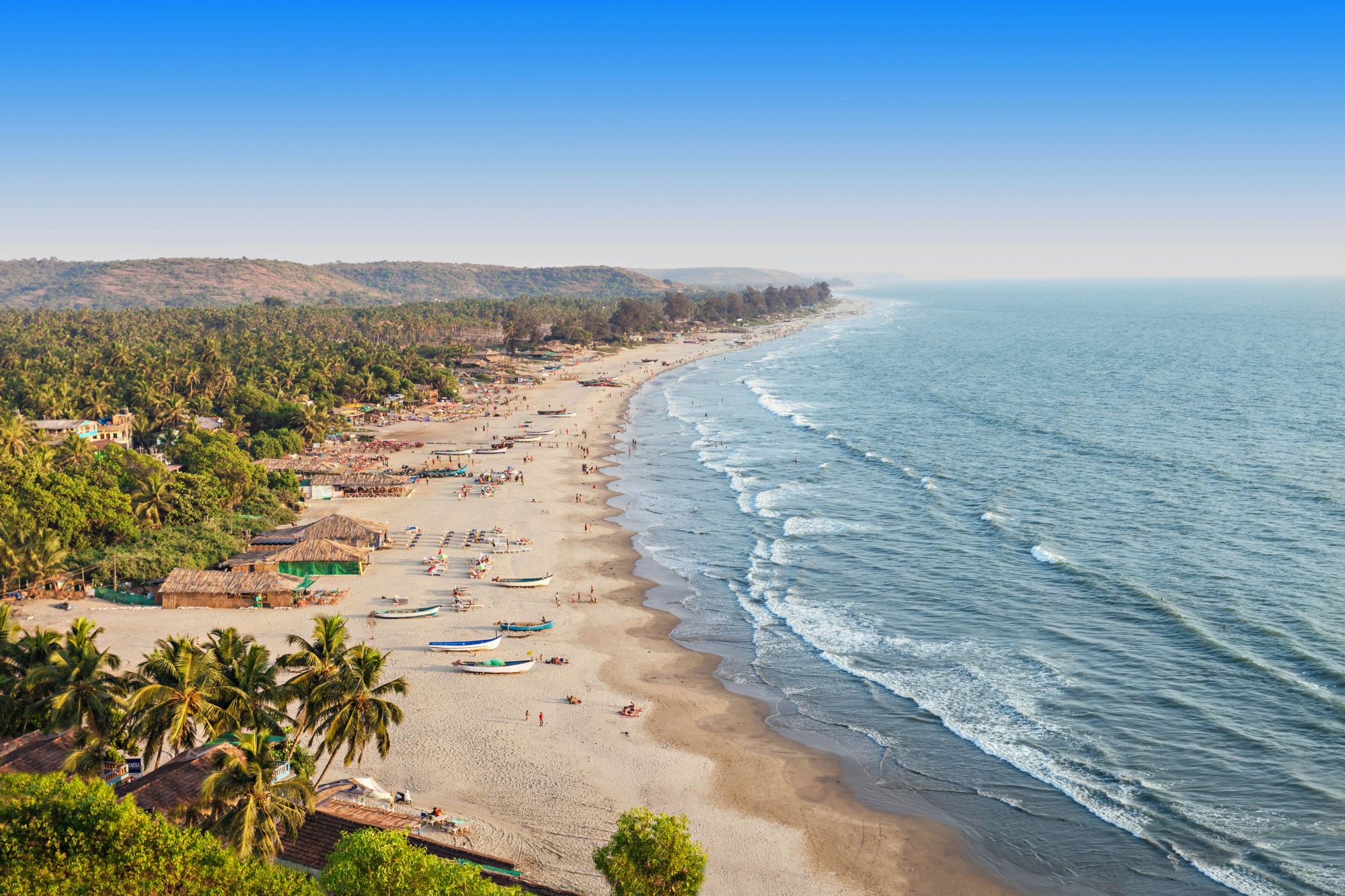 Una scuola di surf sulla spiaggia di Arambol. © saiko3p/Getty Images