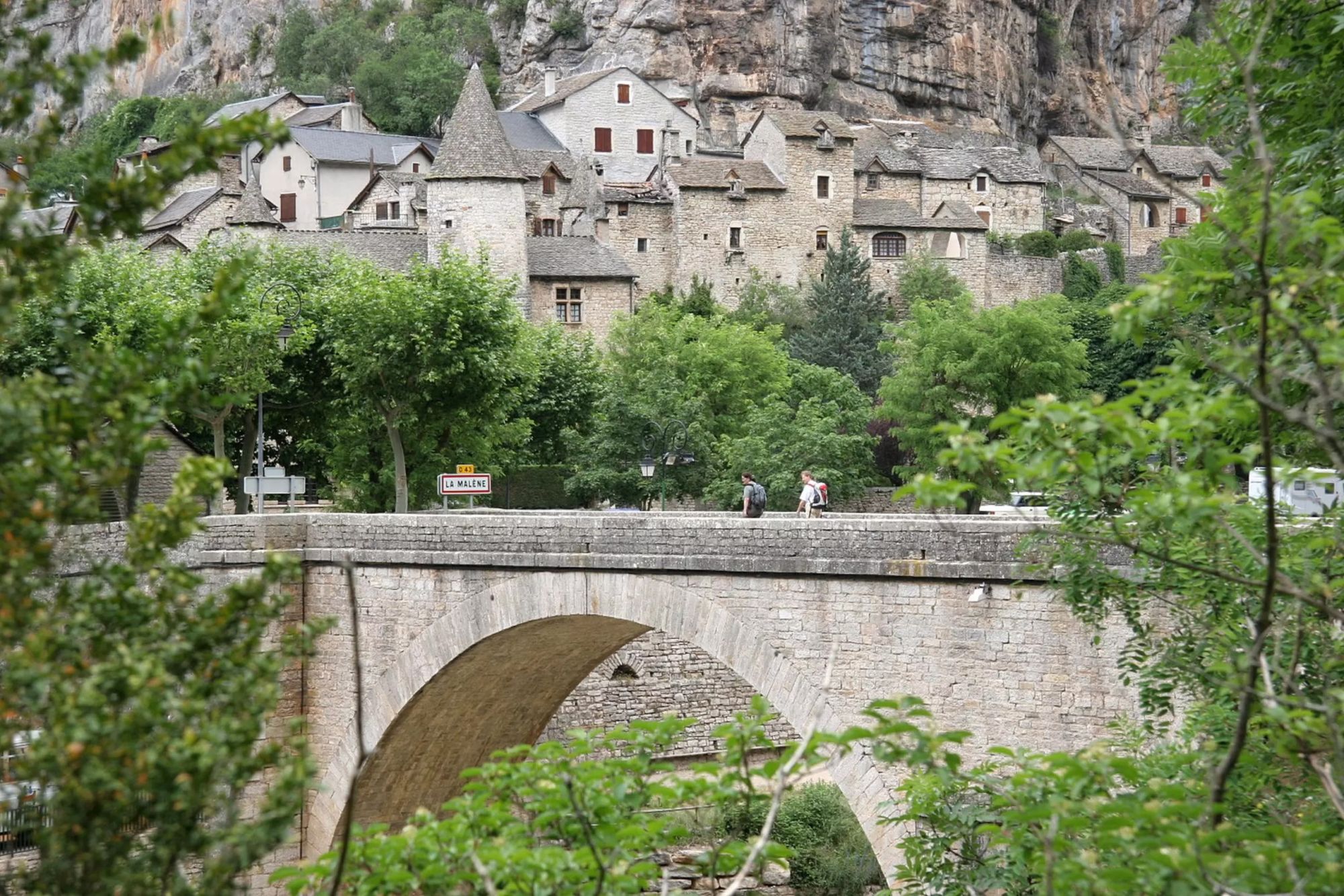 Ponte a campata unica sul fiume a La Malène. RogerMechan/Shutterstock