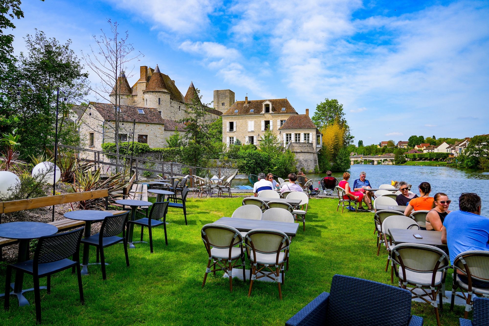 Una guinguette - le tradizionali taverne situate in riva al fiume in Île-de-France ©Alexandre.ROSA/Shutterstock