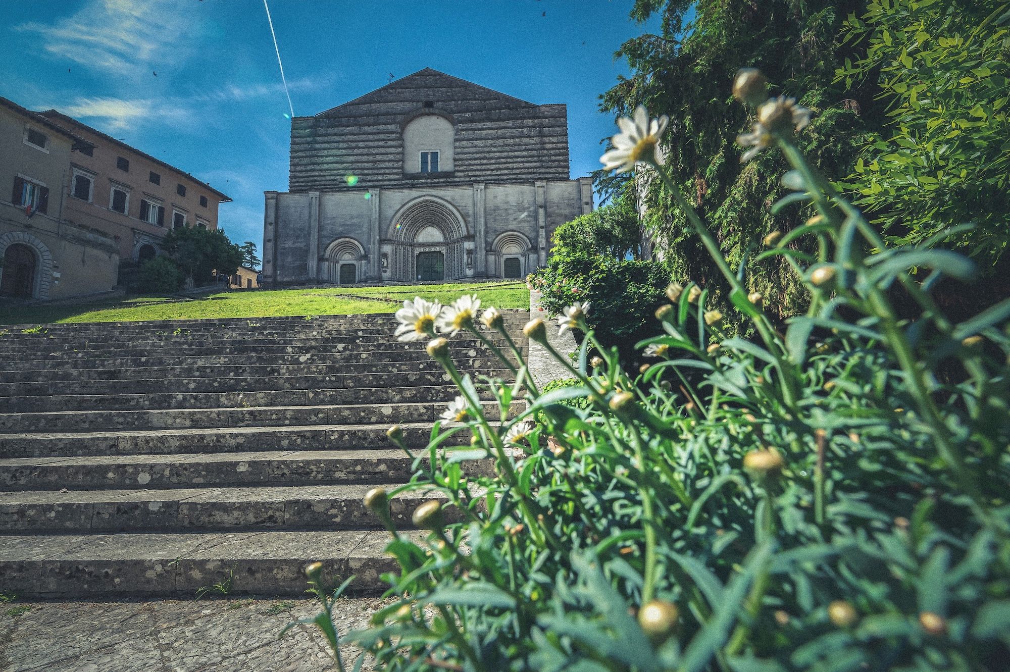 La Chiesa di San Fortunato, a Todi ©CFEDEph/Shutterstock