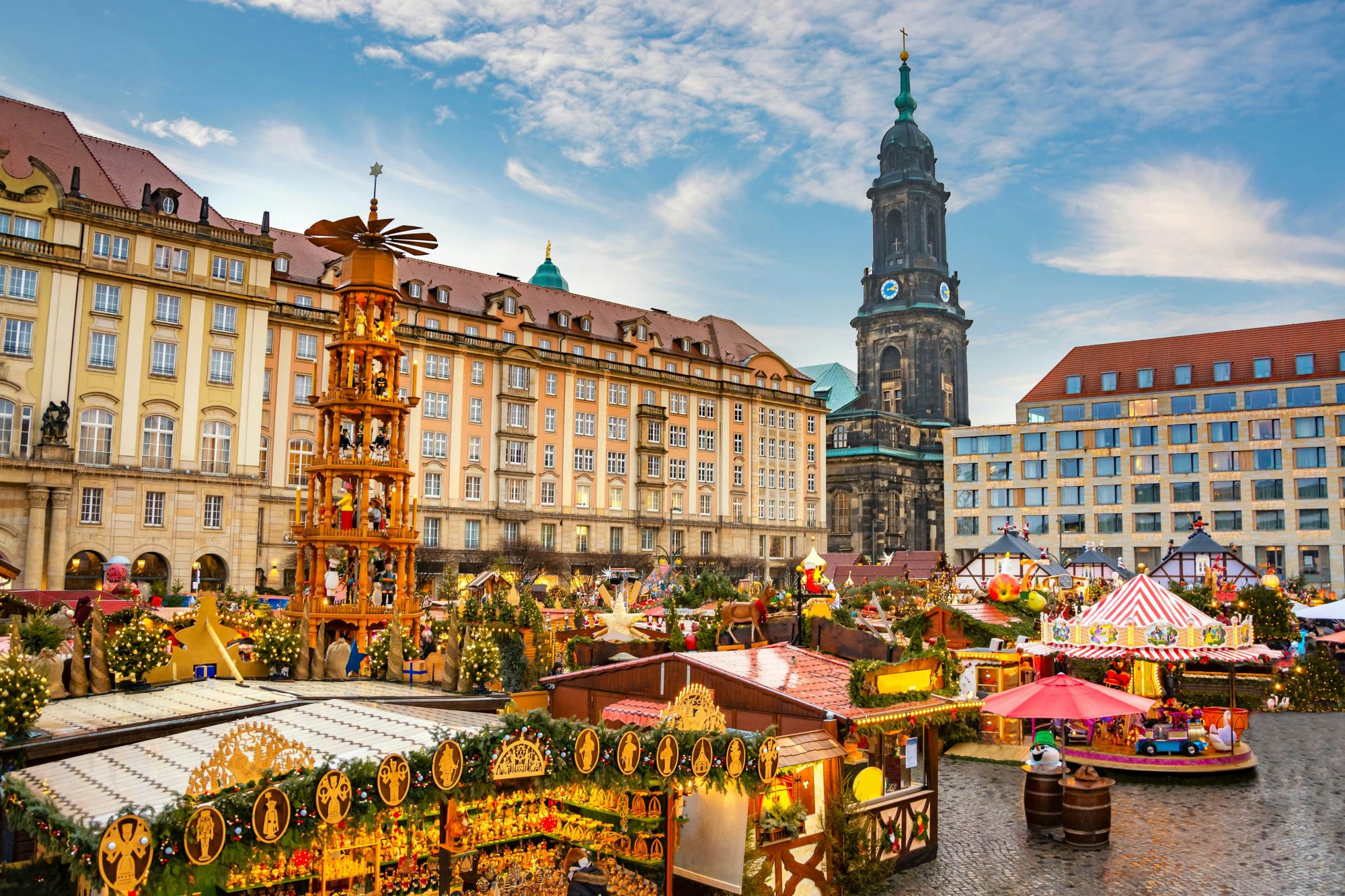 Oltre 240 chalet danno corpo allo Striezelmarkt di Dresda. © Marina Datsenko/Shutterstock