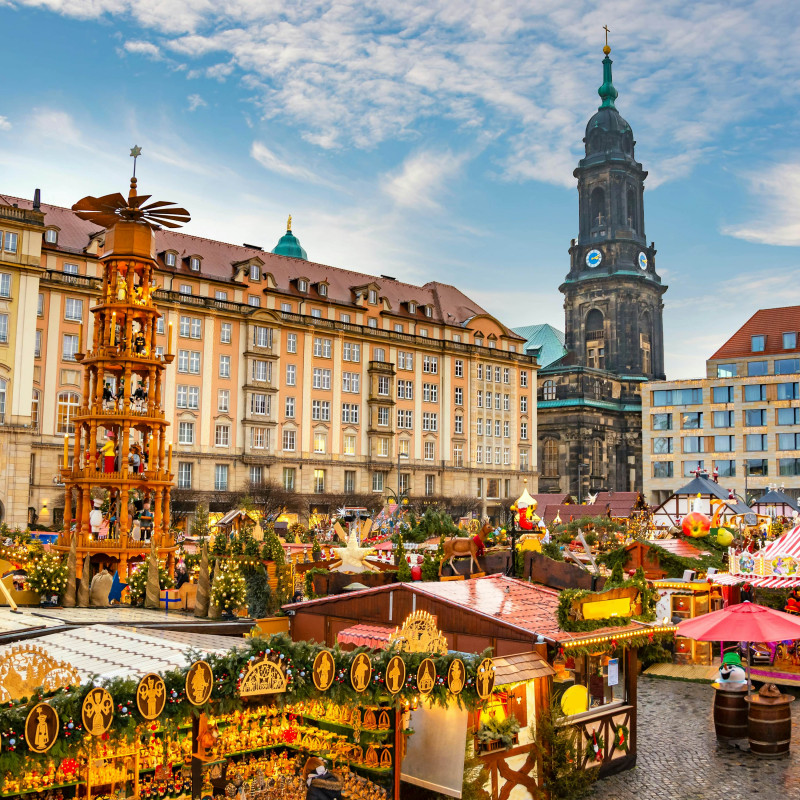 Oltre 240 chalet danno corpo allo Striezelmarkt di Dresda. © Marina Datsenko/Shutterstock