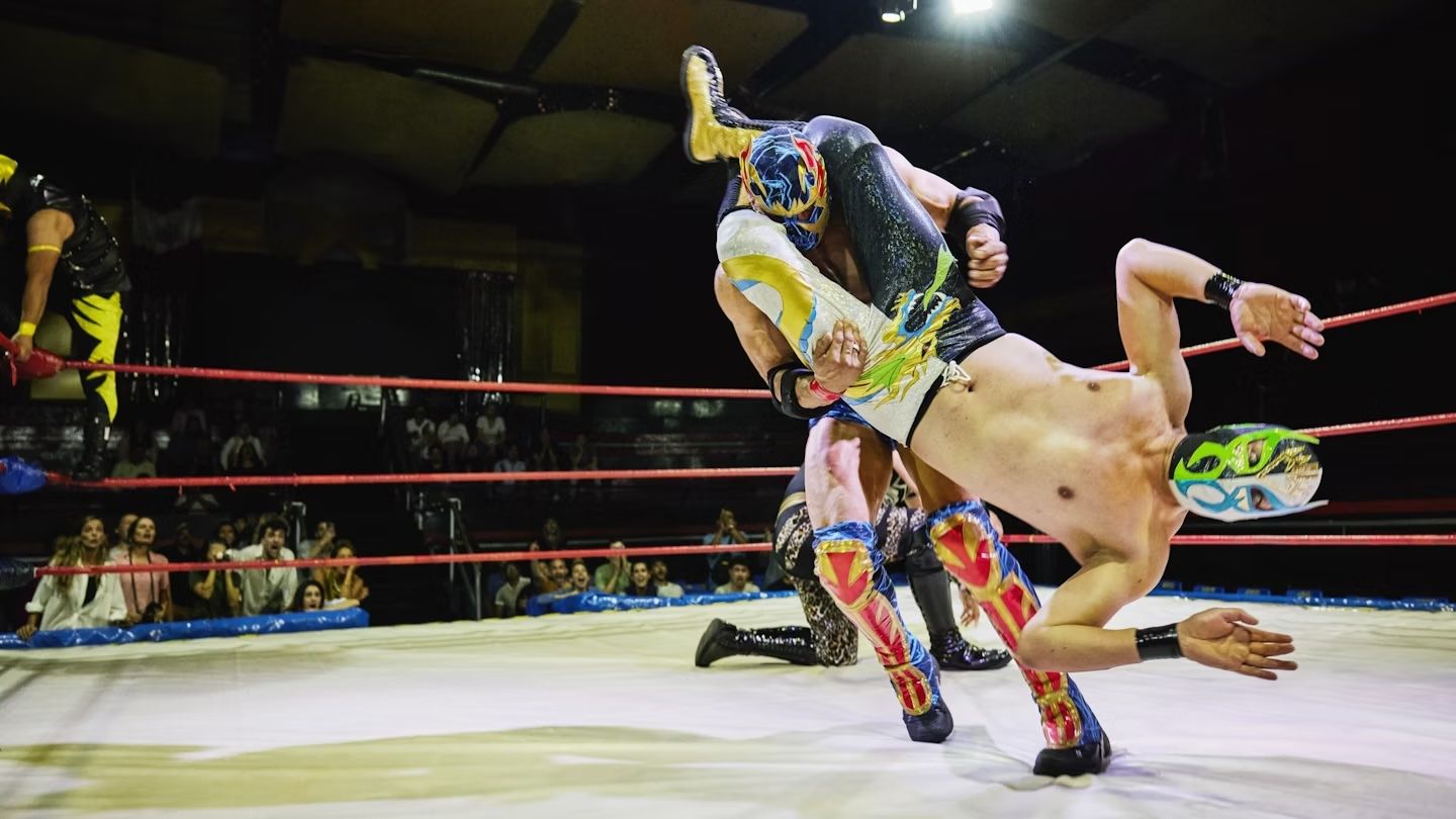 Lottatori di Lucha libre si sfidano sul ring a Città del Messico. Thomas Barwick/Getty Images