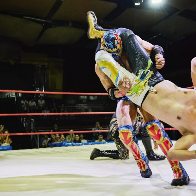 Lottatori di Lucha libre si sfidano sul ring a Città del Messico. Thomas Barwick/Getty Images