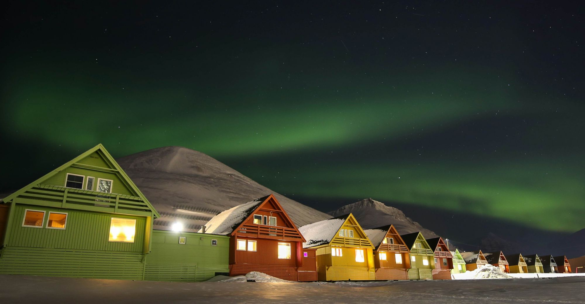 A Longyearbyen sarete conquistati dalle luci del nord. © Philip Holding/Shutterstock